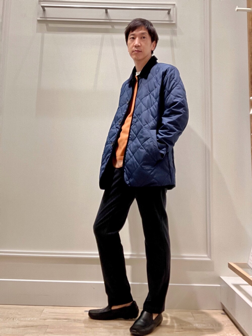 ブルー系のその他パンツ、イエロー系のニット/セーター、ブルー系のダウンジャケット/コートを着用したメンズの秋コーディネートの2枚目の写真
