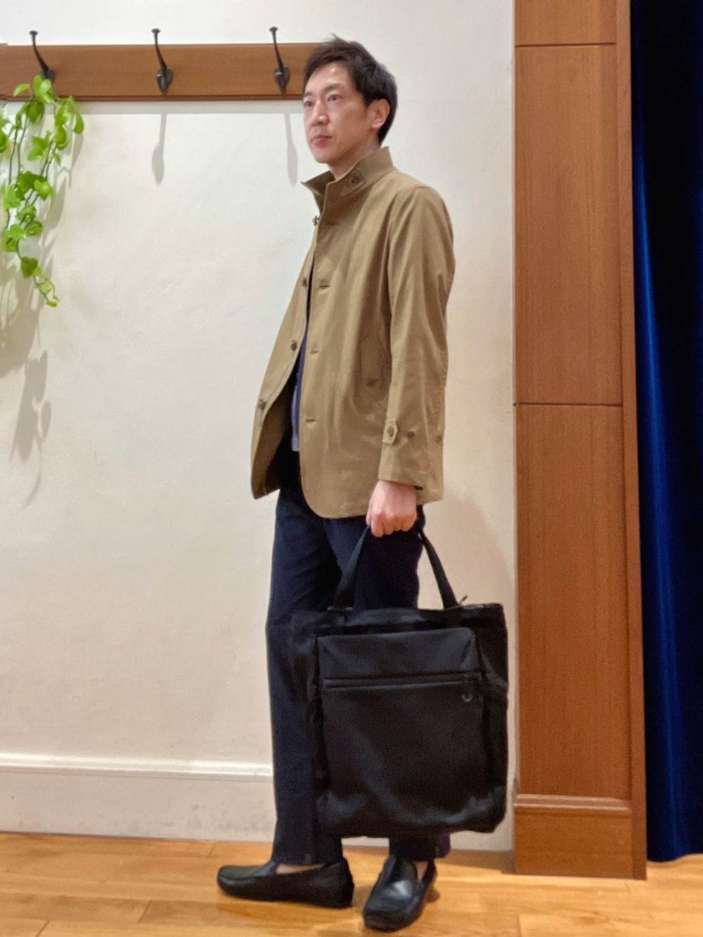 ベージュ系のブルゾン、ブルー系のテーラードジャケット、グレー系のTシャツ/カットソーを着用したメンズの春コーディネートの3枚目の写真