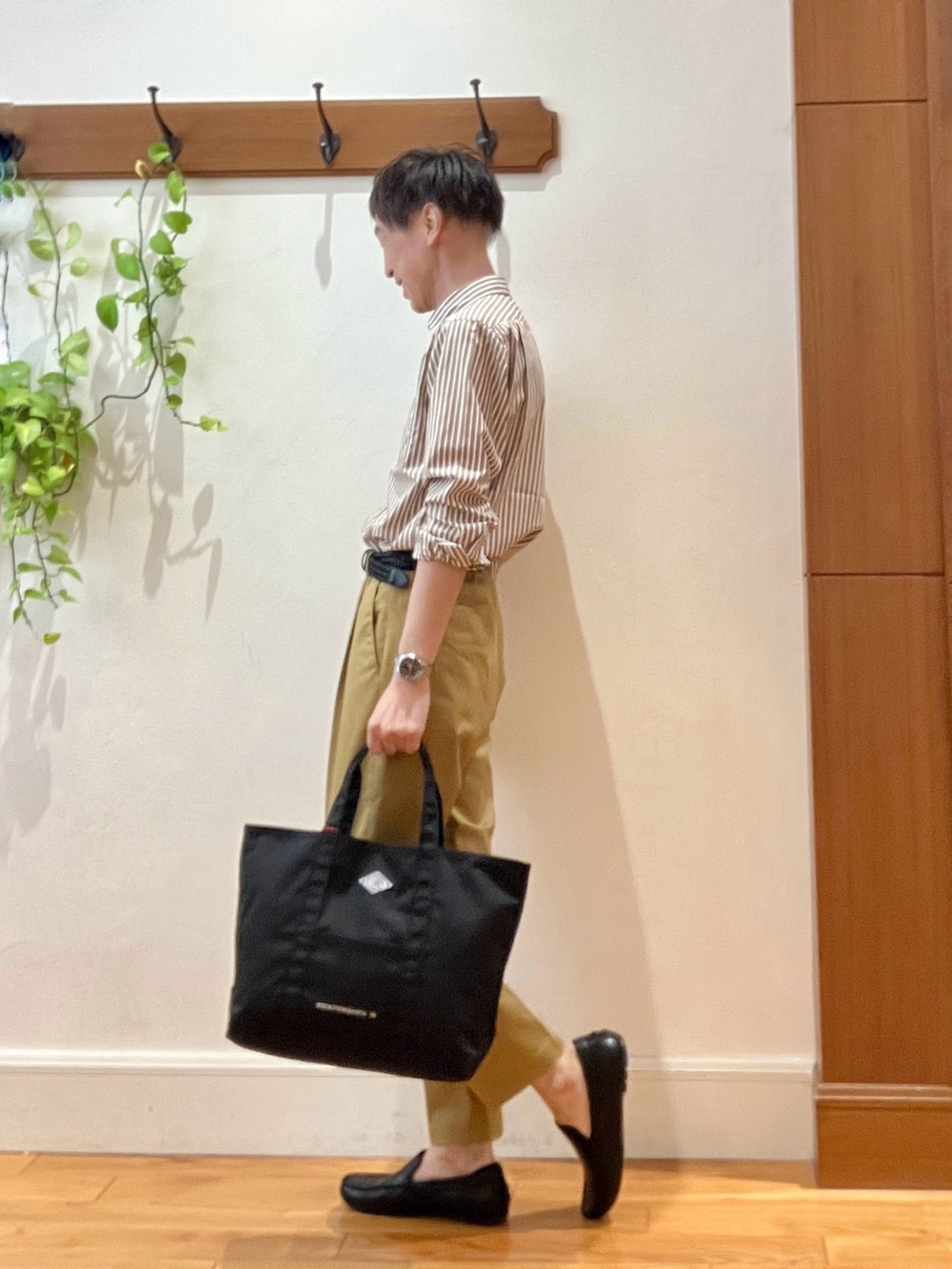 ブラック系のトートバッグ、ベージュ系のシャツ/ブラウス、ブラック系のベルトを着用したメンズの夏コーディネートの3枚目の写真