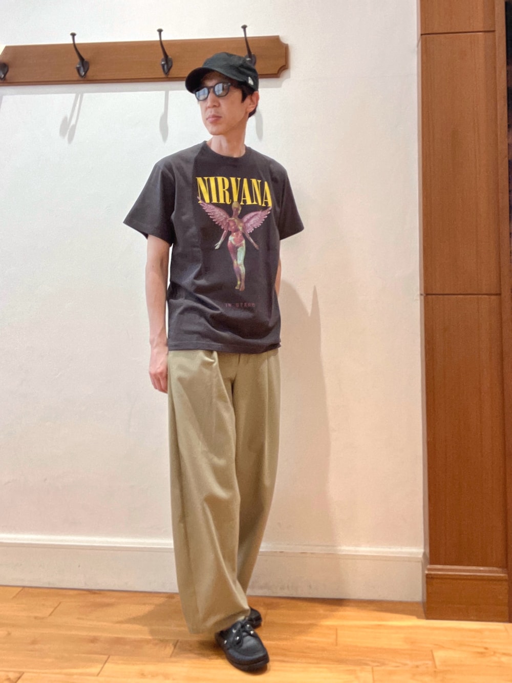 グレー系のTシャツ/カットソー、ブラック系のモカシン/デッキシューズ、ブラック系のサングラスを着用したメンズの春コーディネートの7枚目の写真