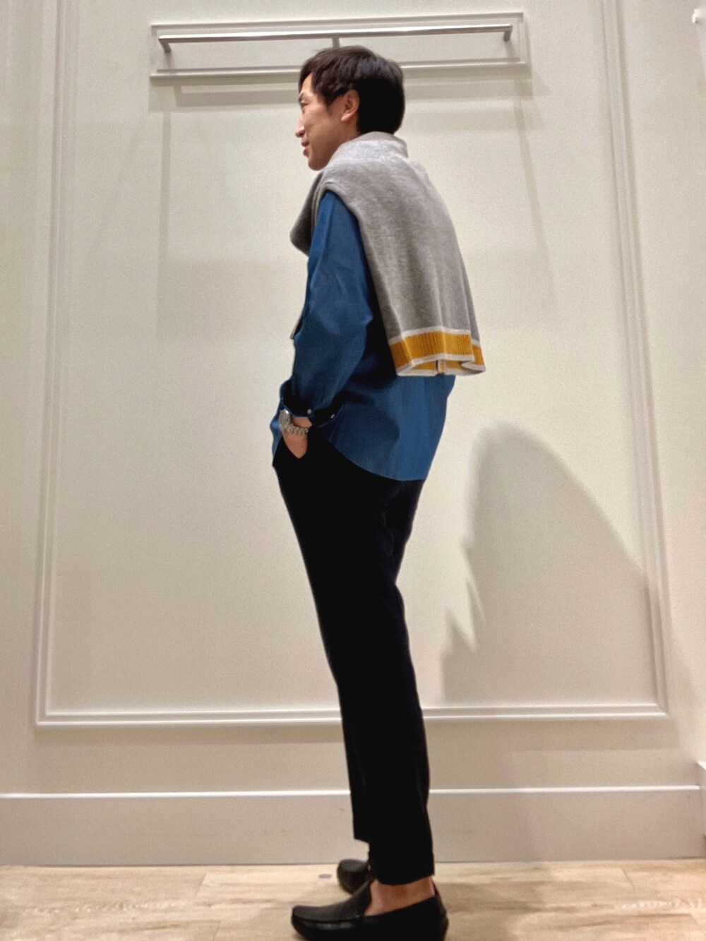 グレー系のカーディガン/ボレロ、ブルー系のシャツ/ブラウスを着用したメンズの秋コーディネートの3枚目の写真