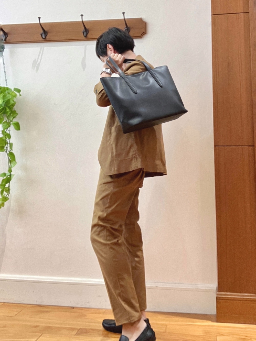 イエロー系のテーラードジャケット、ブルー系のTシャツ/カットソー、ブラック系のトートバッグを着用したメンズの夏コーディネートの3枚目の写真