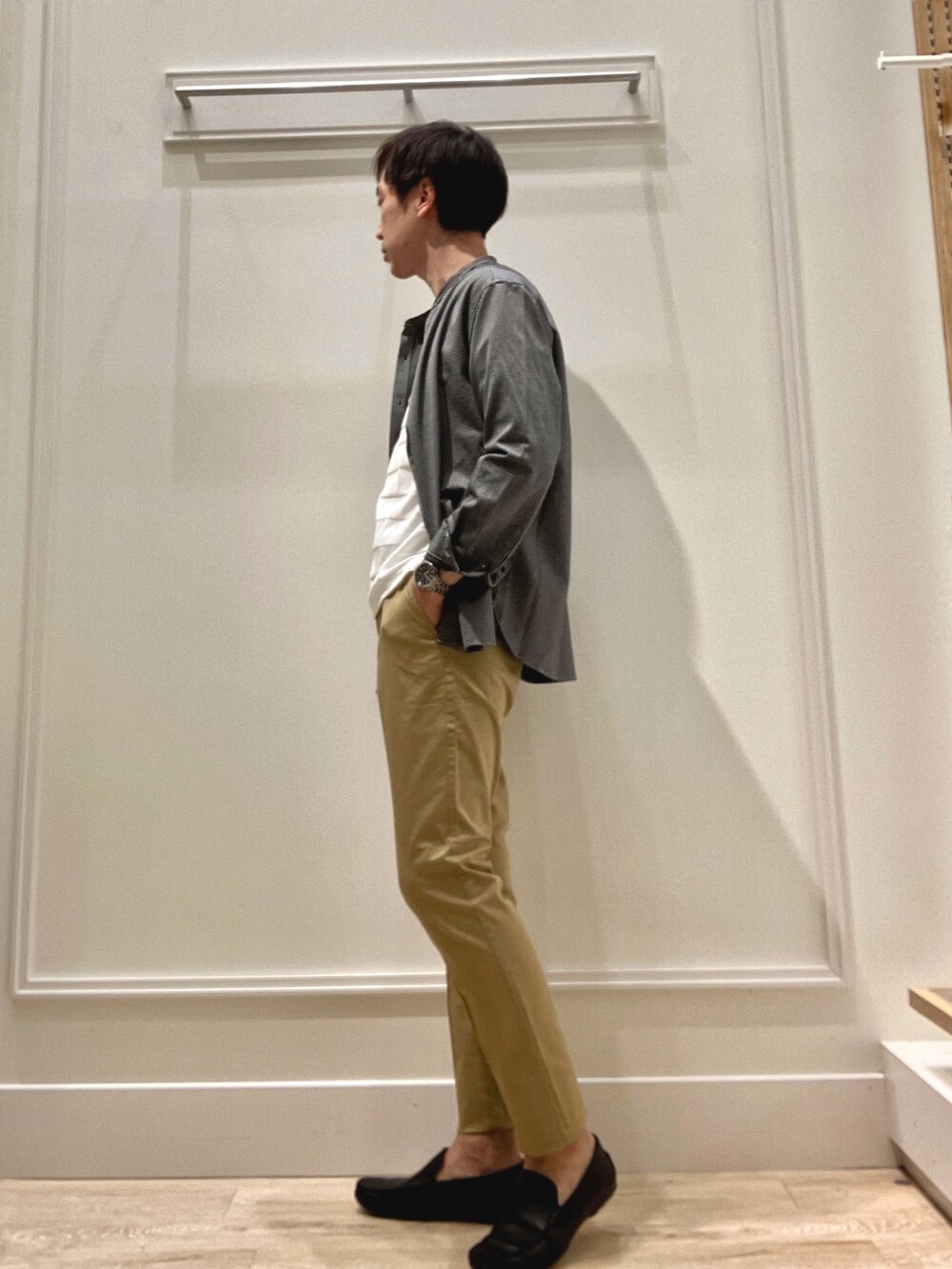 ホワイト系のシャツ/ブラウス、ブラック系のショルダーバッグ、ホワイト系のTシャツ/カットソーを着用したメンズの秋コーディネートの6枚目の写真