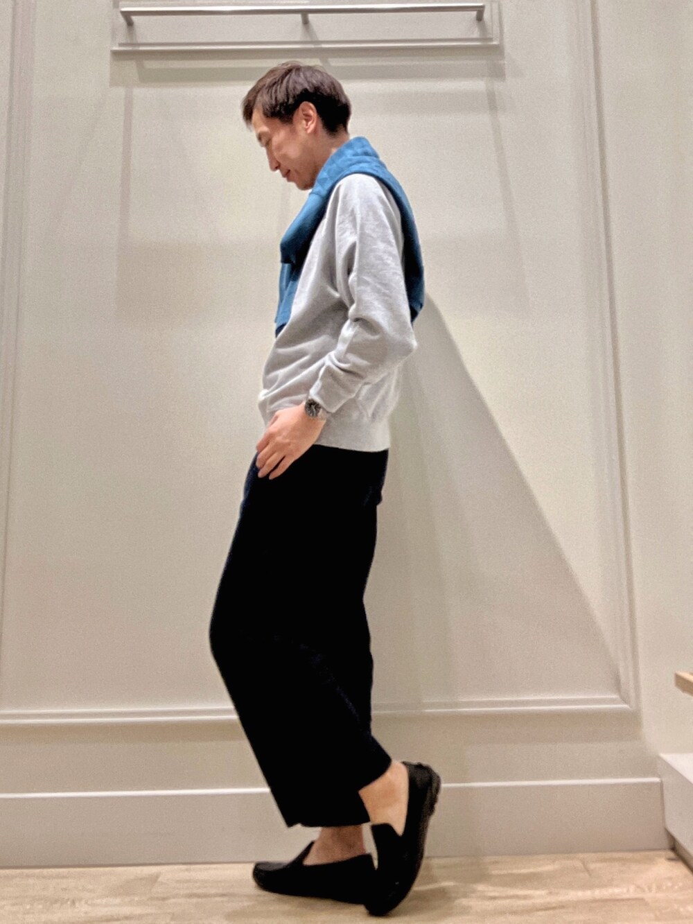 ブルー系のニット/セーター、グレー系のスウェットを着用したメンズの冬コーディネートの2枚目の写真