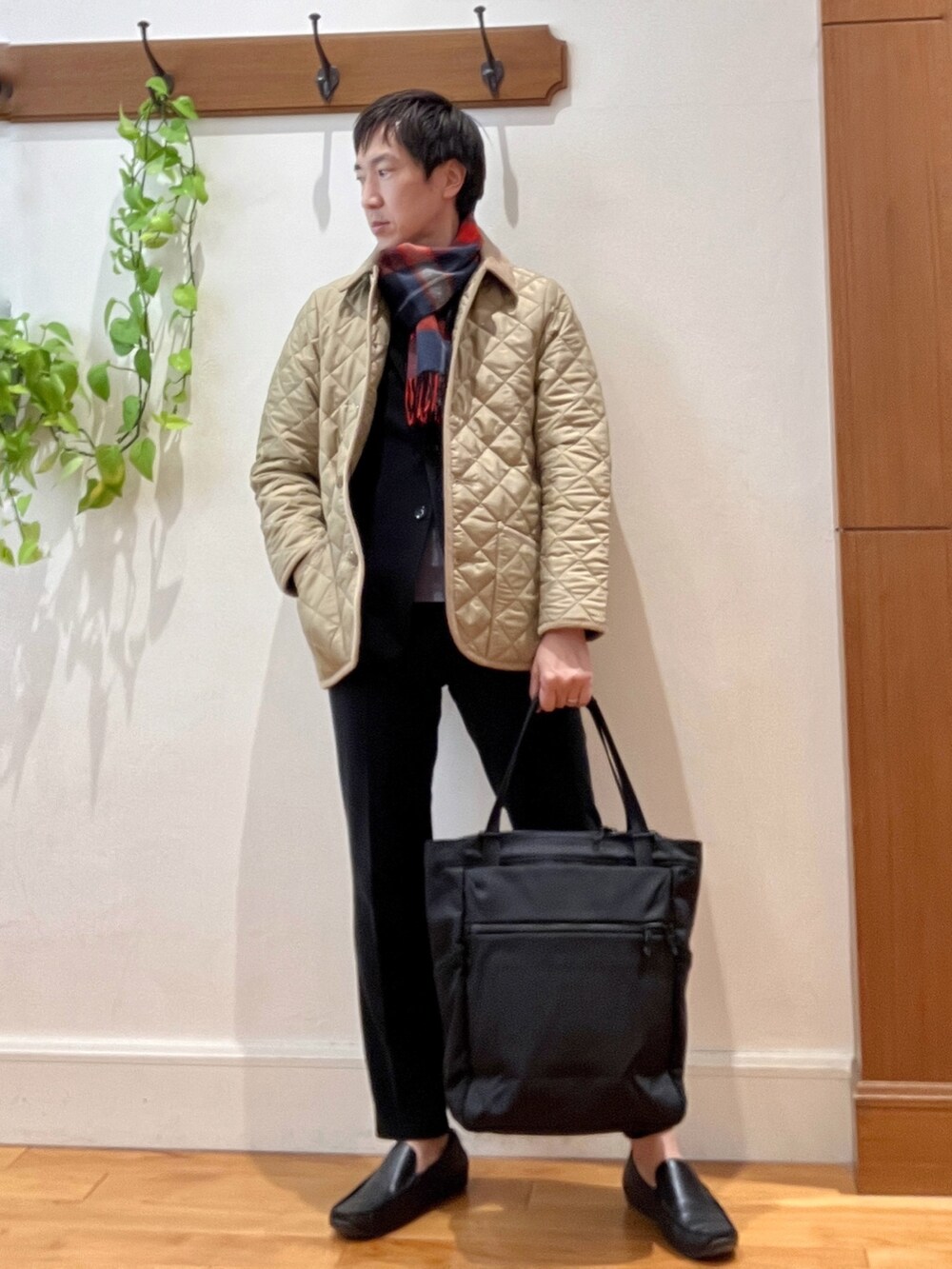 ブラック系のトートバッグ、ブラック系のその他パンツ、ホワイト系のTシャツ/カットソーを着用したメンズの秋コーディネートの2枚目の写真