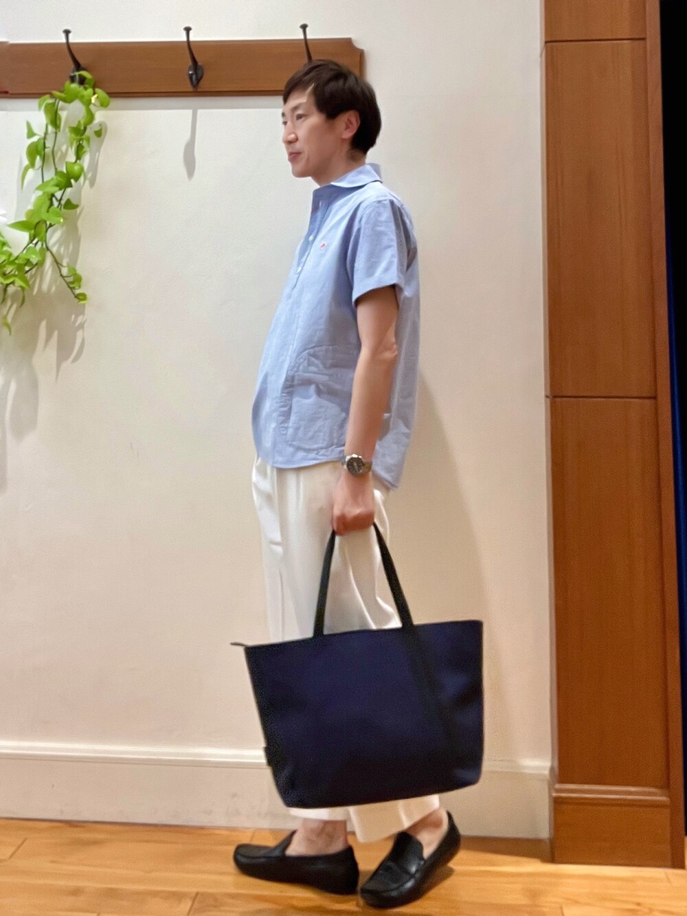 ブルー系のシャツ/ブラウス、ホワイト系のデニムパンツ、ブルー系のトートバッグを着用したメンズの春コーディネートの2枚目の写真