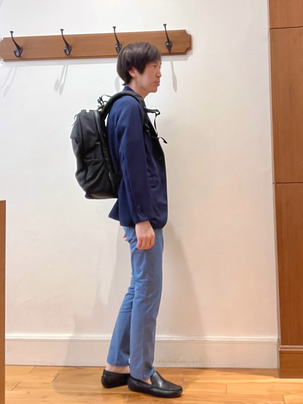 ブルー系のテーラードジャケット、ホワイト系のTシャツ/カットソー、ブルー系のその他パンツを着用したメンズの春コーディネートの6枚目の写真