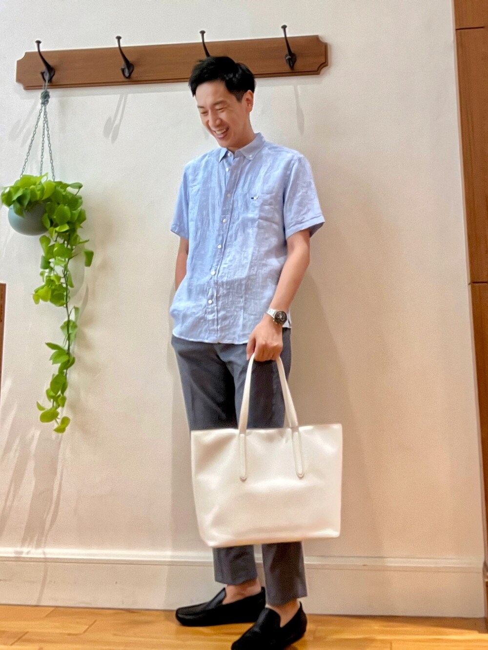 ブルー系のシャツ/ブラウス、ホワイト系のトートバッグ、ブルー系のその他パンツを着用したメンズの夏コーディネートの2枚目の写真