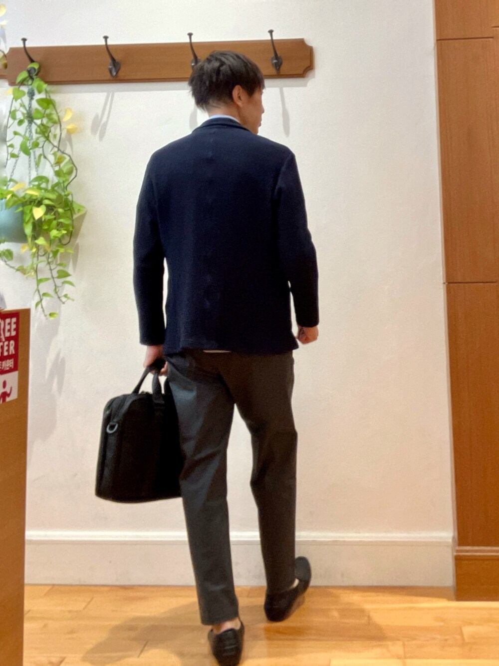 ブルー系のカーディガン/ボレロ、ブルー系のシャツ/ブラウス、ブラック系のビジネスバッグを着用したメンズの秋コーディネートの5枚目の写真