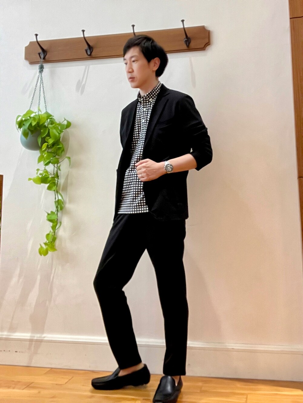 ブラック系のテーラードジャケット、ブラック系のポロシャツ、ブラック系のその他パンツを着用したメンズの夏コーディネートの2枚目の写真