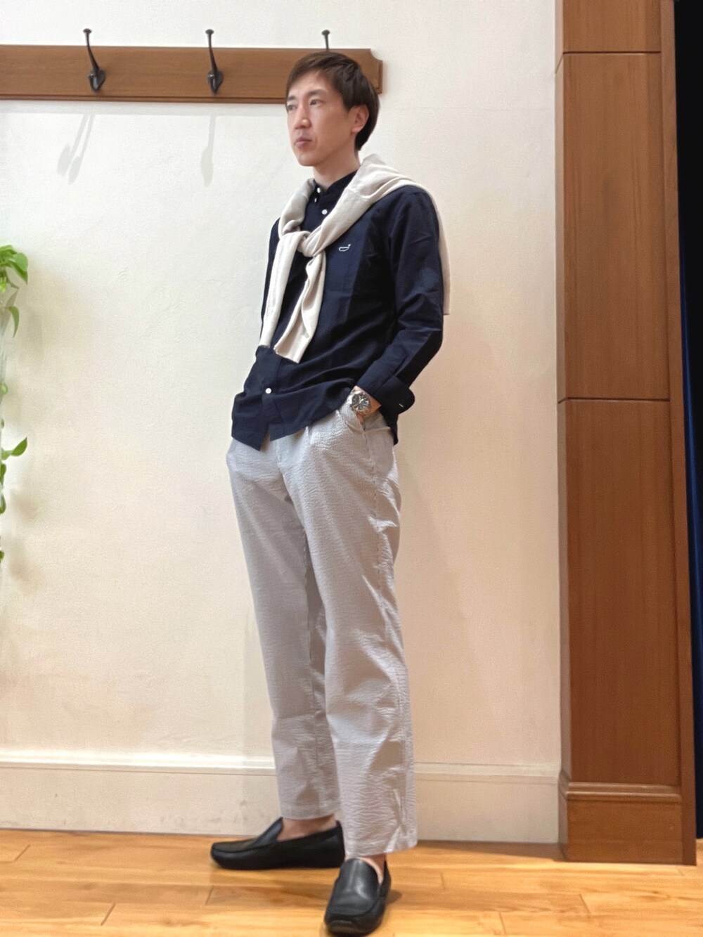 ベージュ系のカーディガン/ボレロ、ブルー系のシャツ/ブラウス、ホワイト系のその他パンツを着用したメンズの春コーディネートの2枚目の写真