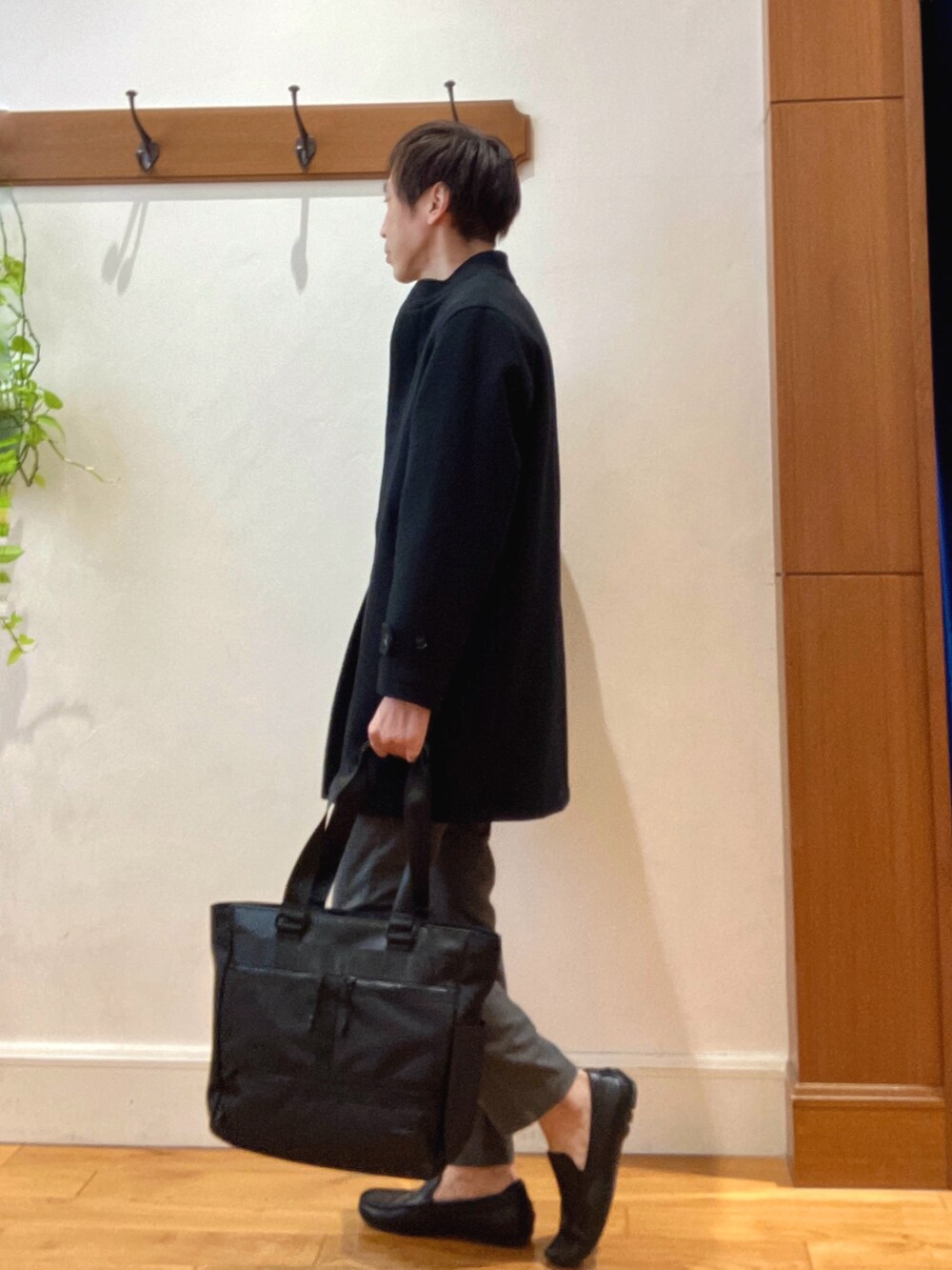 ブラック系のその他アウター、ブルー系のニット/セーター、グレー系のテーラードジャケットを着用したメンズの秋コーディネートの3枚目の写真