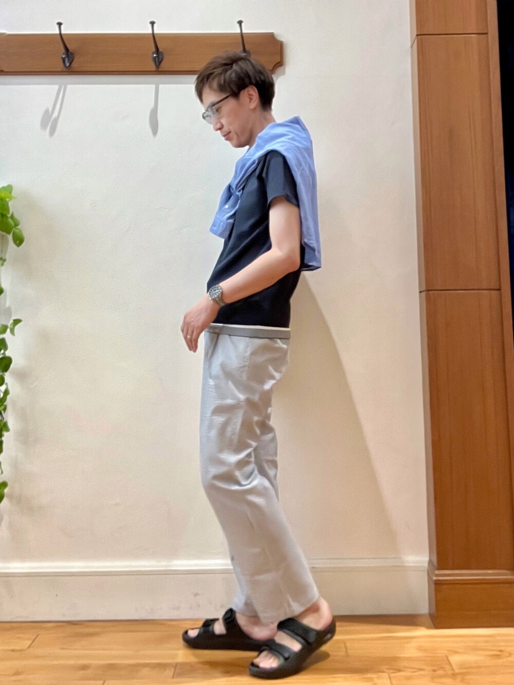 ブルー系のシャツ/ブラウス、ブラック系のサンダル、ホワイト系のその他パンツを着用したメンズの夏コーディネートの3枚目の写真