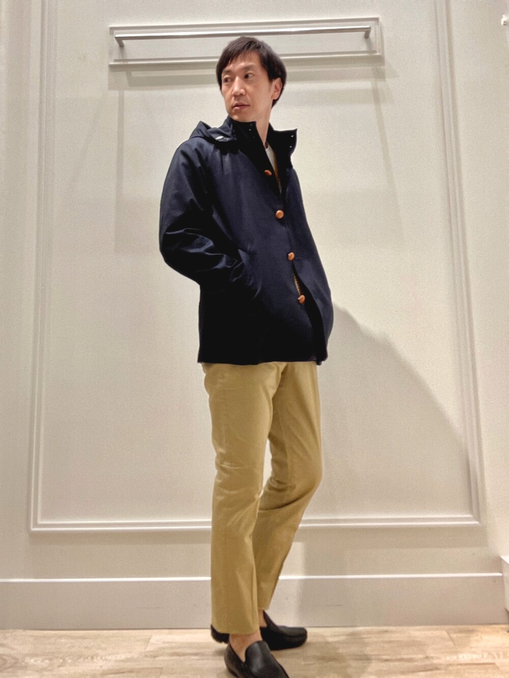 ベージュ系のその他パンツ、グレー系のカーディガン/ボレロ、ブルー系のブルゾンを着用したメンズの秋コーディネートの5枚目の写真