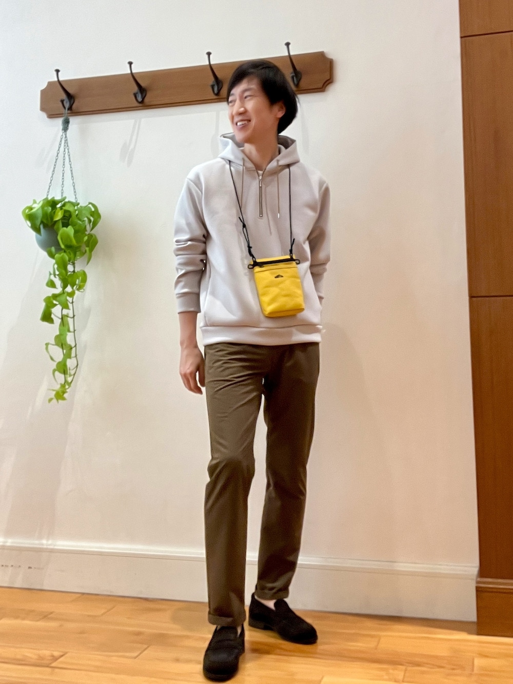 ベージュ系のパーカー、イエロー系のショルダーバッグ、ブラウン系のその他パンツを着用したメンズの冬コーディネートの2枚目の写真