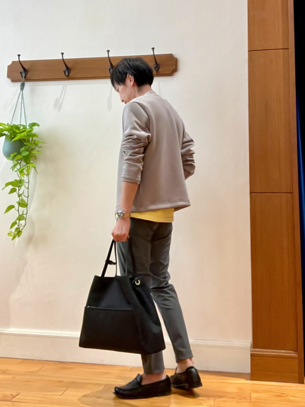 グレー系のその他パンツ、ベージュ系のブルゾン、イエロー系のニット/セーターを着用したメンズの冬コーディネートの4枚目の写真