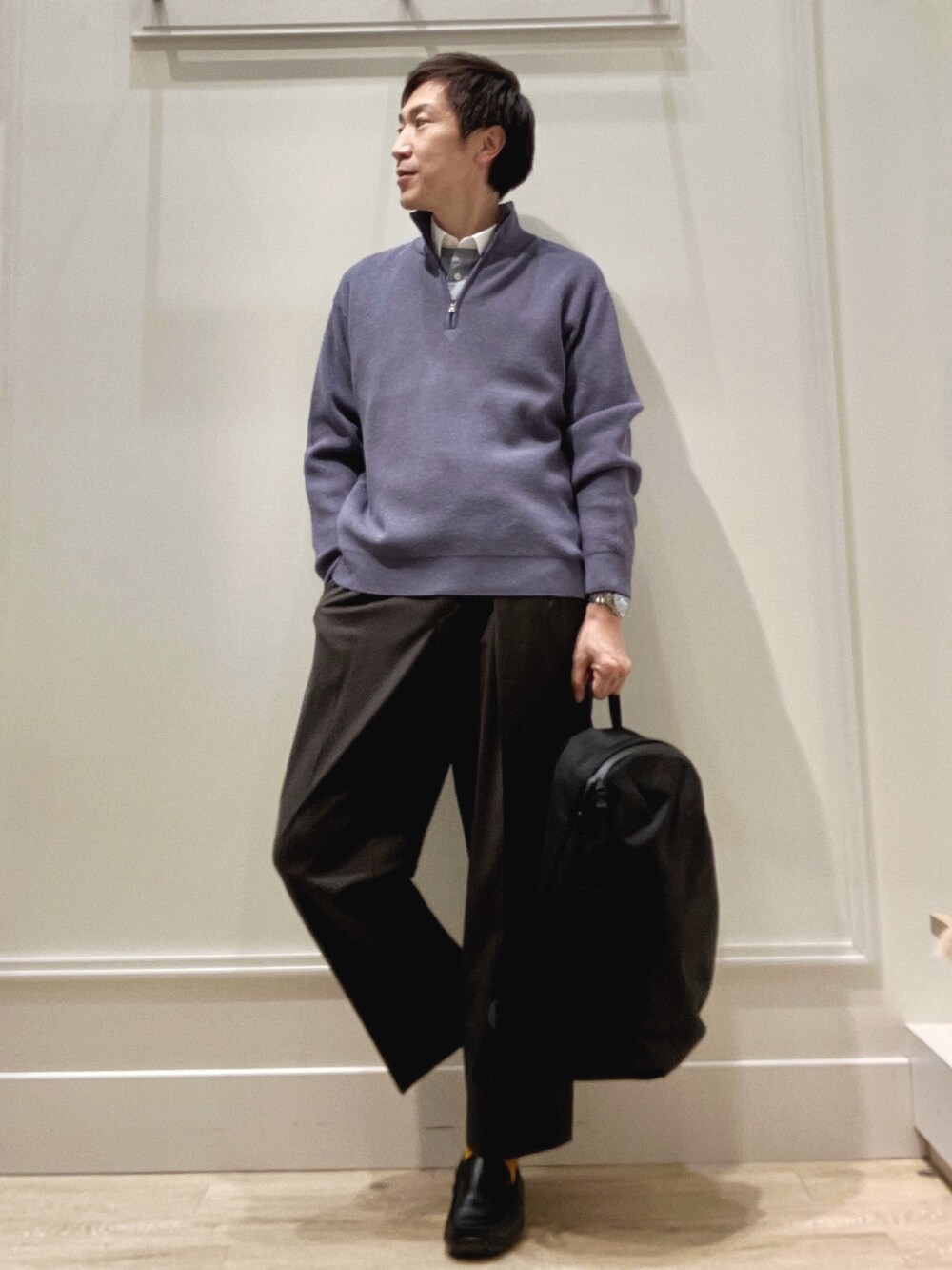 ブルー系のシャツ/ブラウス、ブルー系のニット/セーター、ブラック系のバックパック/リュックを着用したメンズの冬コーディネートの7枚目の写真