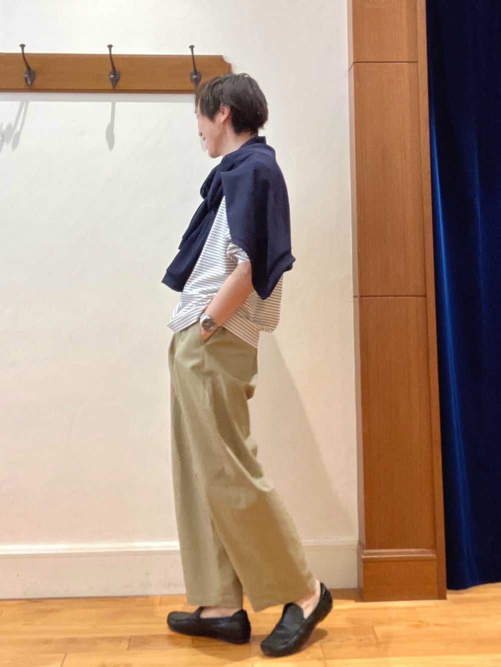 ホワイト系のTシャツ/カットソー、グレー系のトートバッグを着用したメンズの春コーディネートの8枚目の写真