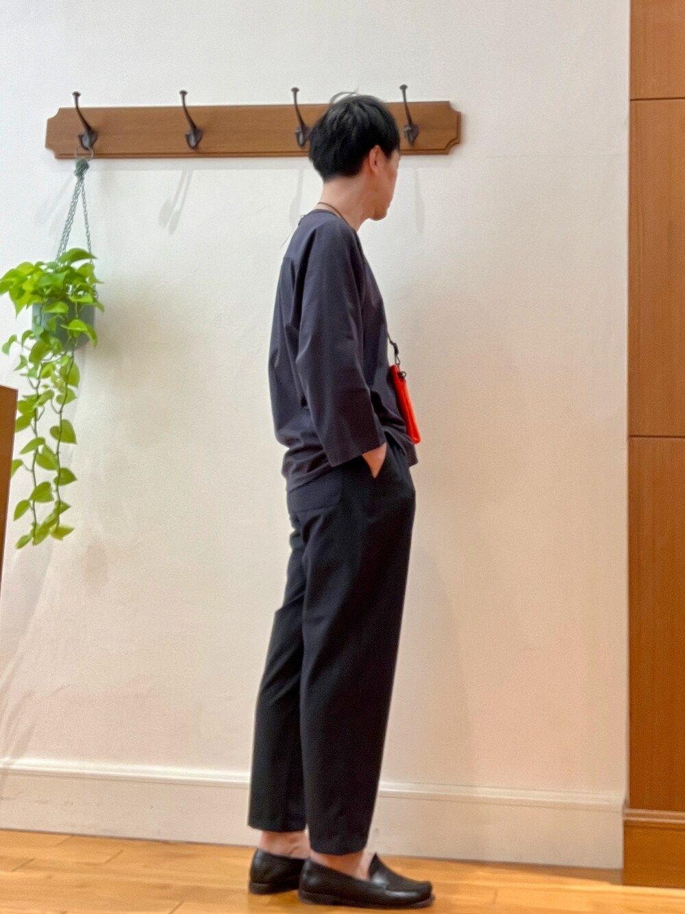 ブラック系のTシャツ/カットソー、イエロー系のショルダーバッグ、ブルー系のその他パンツを着用したメンズの春コーディネートの6枚目の写真