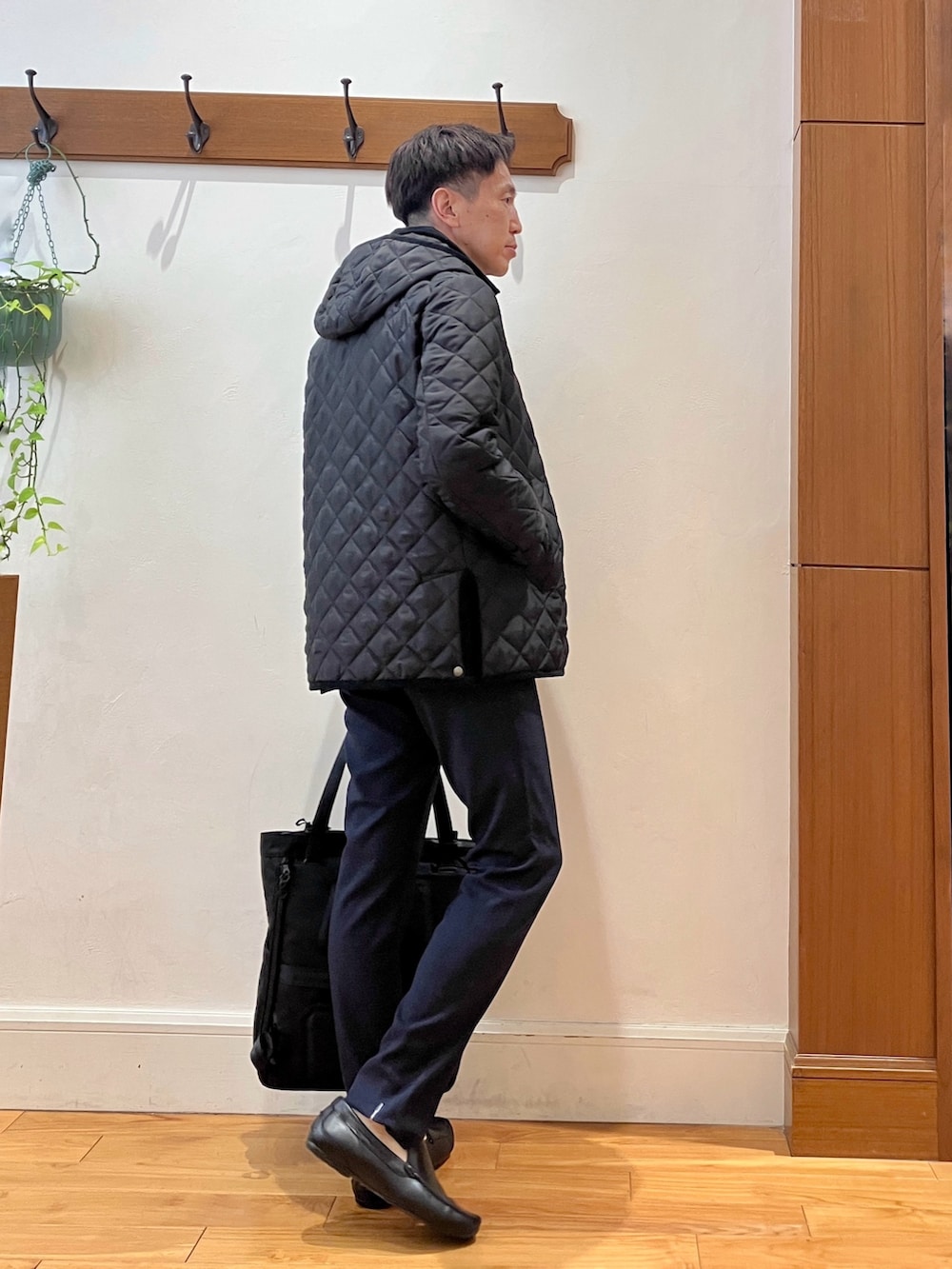 ブルー系のその他パンツ、ブルー系のテーラードジャケット、ブラック系のブルゾンを着用したメンズの秋コーディネートの6枚目の写真