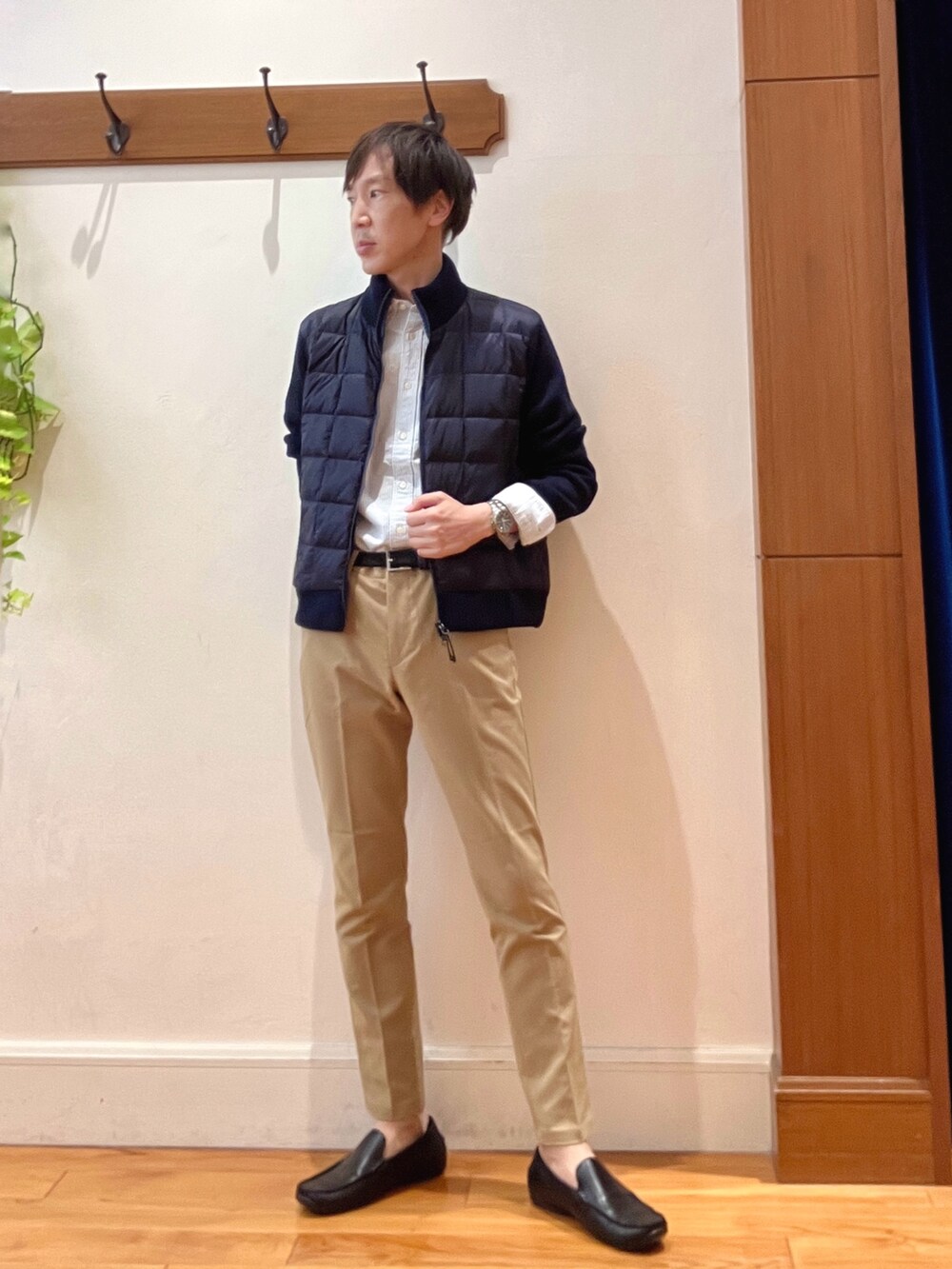 ブルー系のシャツ/ブラウス、ブルー系のブルゾン、ベージュ系のチノパンツを着用したメンズの秋コーディネートの8枚目の写真