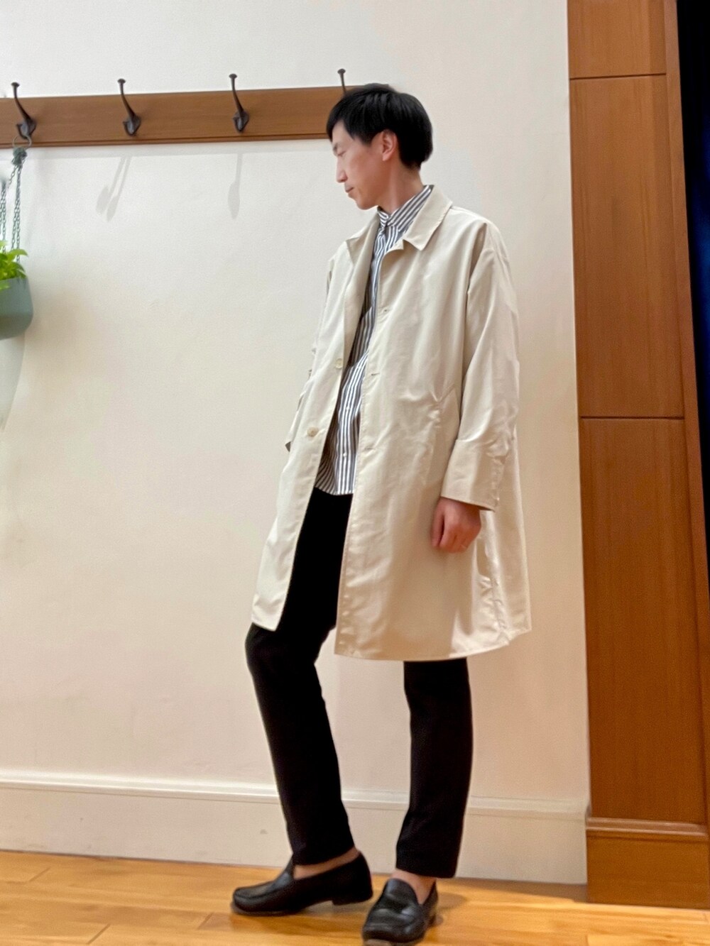 ホワイト系のステンカラーコート、グレー系のシャツ/ブラウス、レッド系のトートバッグを着用したメンズの春コーディネートの4枚目の写真