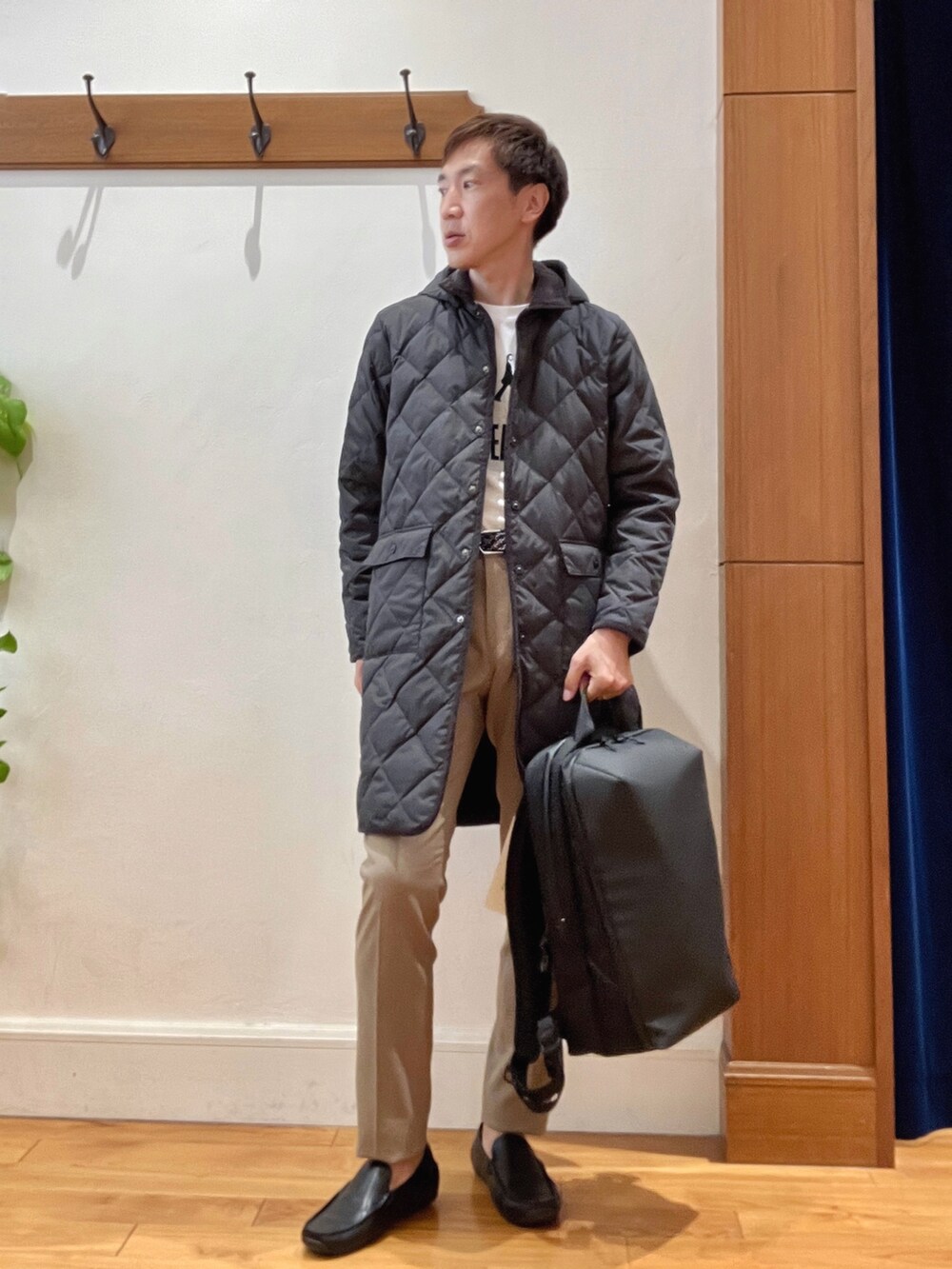 グレー系のダウンジャケット/コート、ホワイト系のTシャツ/カットソー、ベージュ系のその他パンツを着用したメンズの夏コーディネートの2枚目の写真