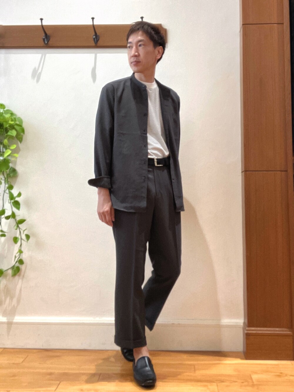 グレー系のスラックス、グレー系のシャツ/ブラウス、ホワイト系のTシャツ/カットソーを着用したメンズの夏コーディネートの5枚目の写真