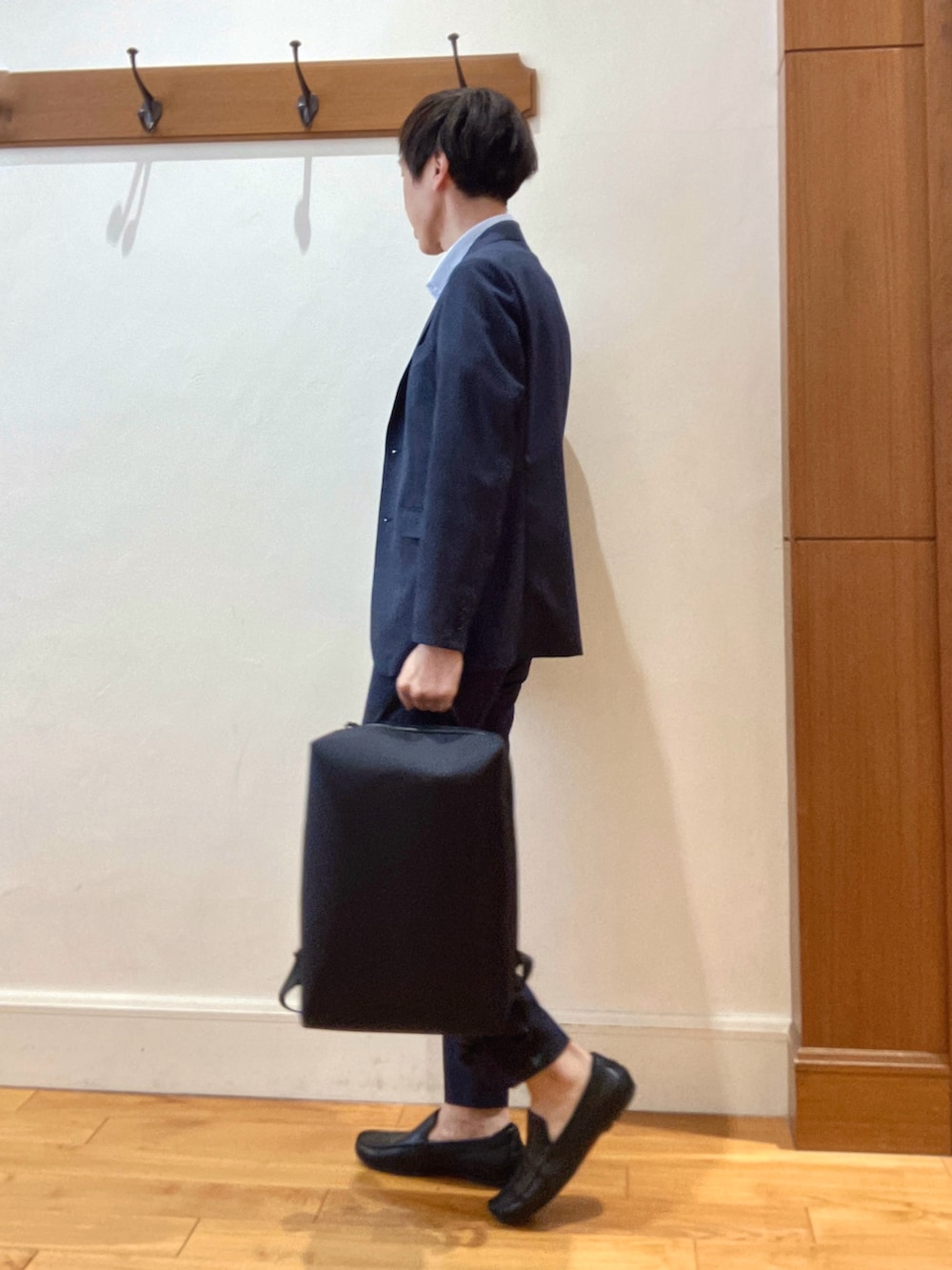 ブルー系のテーラードジャケット、ブルー系のその他パンツ、ブラック系のバックパック/リュックを着用したメンズの春コーディネートの3枚目の写真