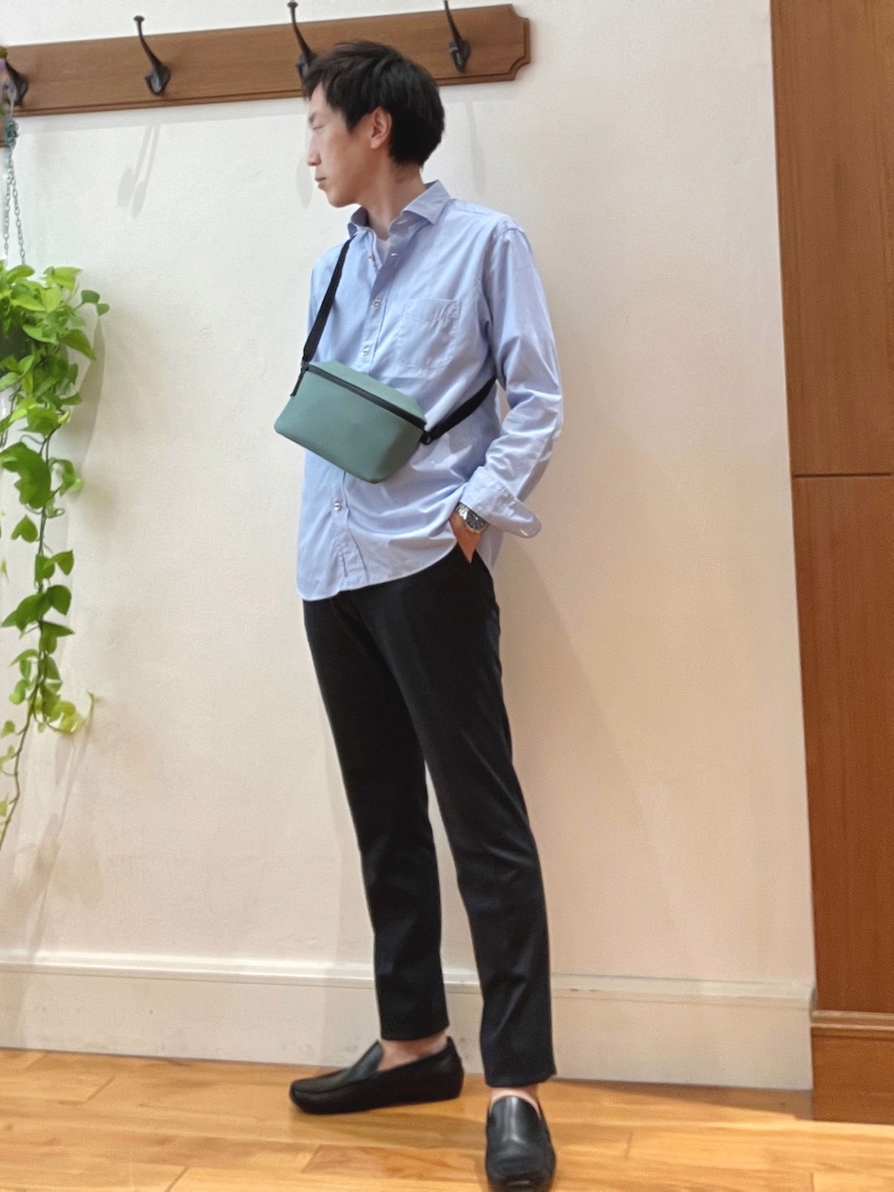 グリーン系のショルダーバッグ、ホワイト系のTシャツ/カットソー、ブルー系のその他パンツを着用したメンズの秋コーディネートの3枚目の写真