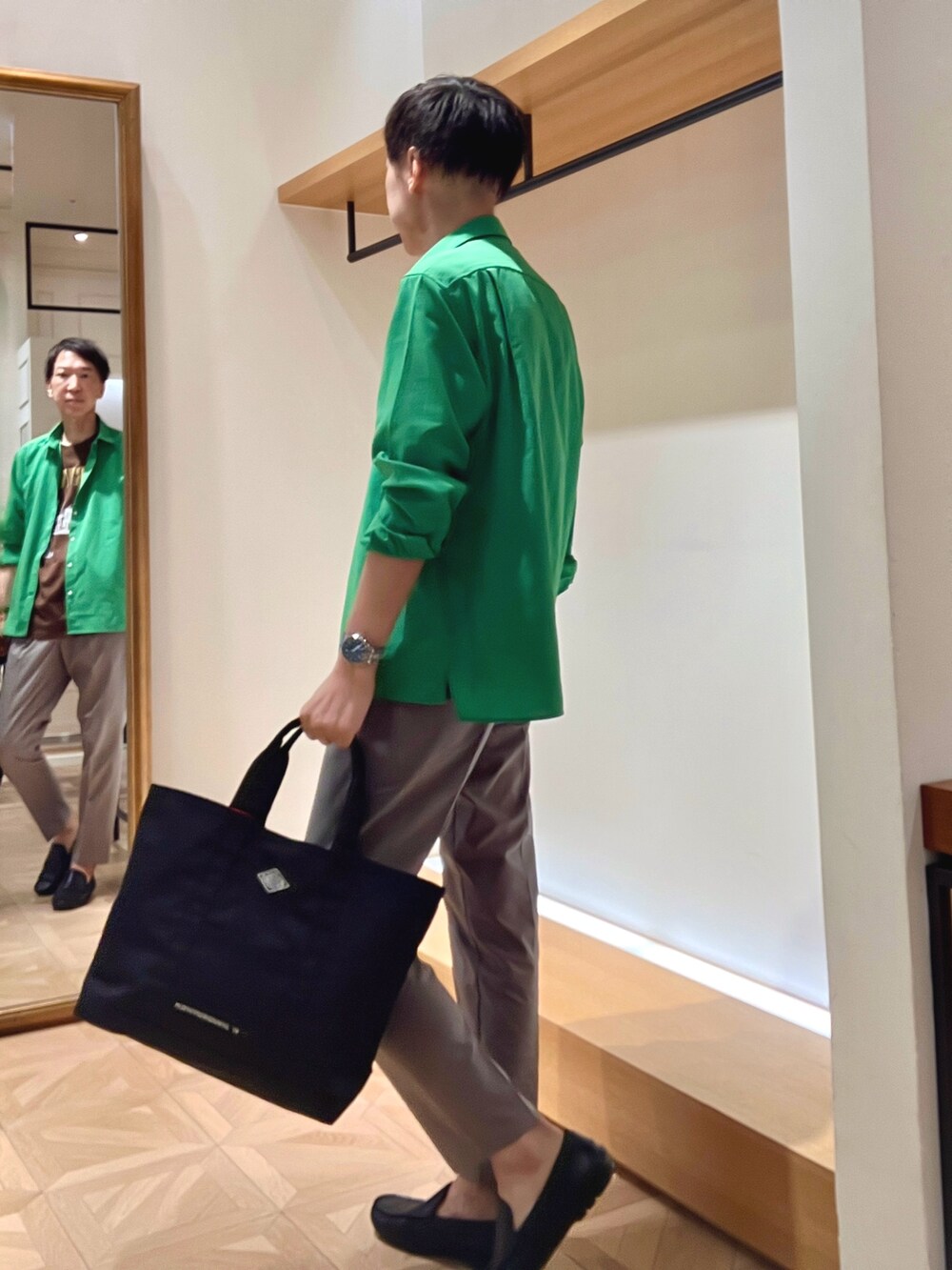 グリーン系のシャツ/ブラウス、ブラウン系のTシャツ/カットソー、ブラック系のトートバッグを着用したメンズの夏コーディネートの4枚目の写真