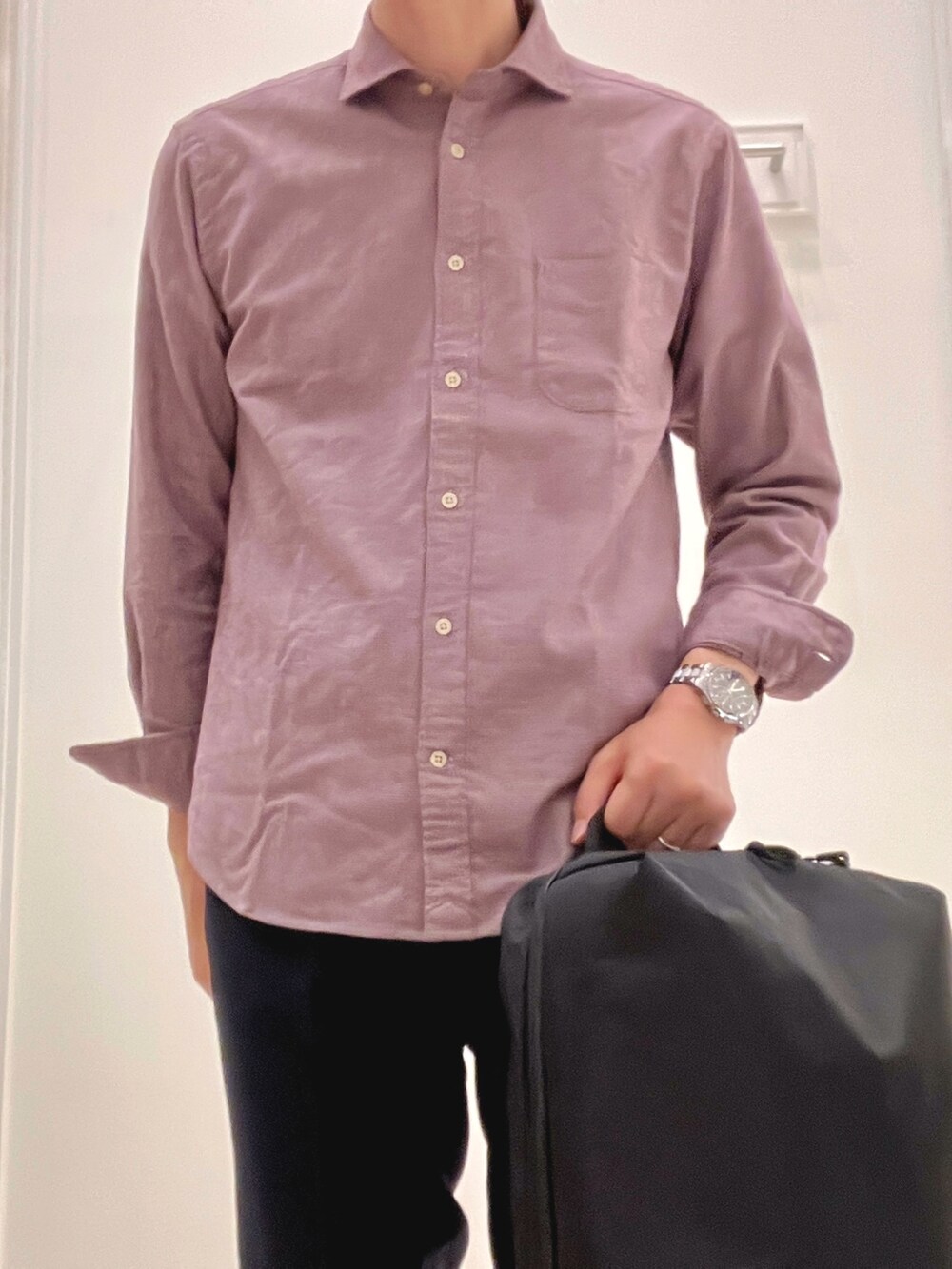 レッド系のシャツ/ブラウス、ブラック系のバックパック/リュックを着用したメンズの秋コーディネートの8枚目の写真