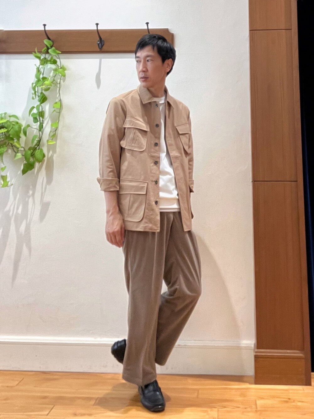 ベージュ系のミリタリージャケット、ホワイト系のTシャツ/カットソー、ベージュ系のその他パンツを着用したメンズの秋コーディネートの6枚目の写真