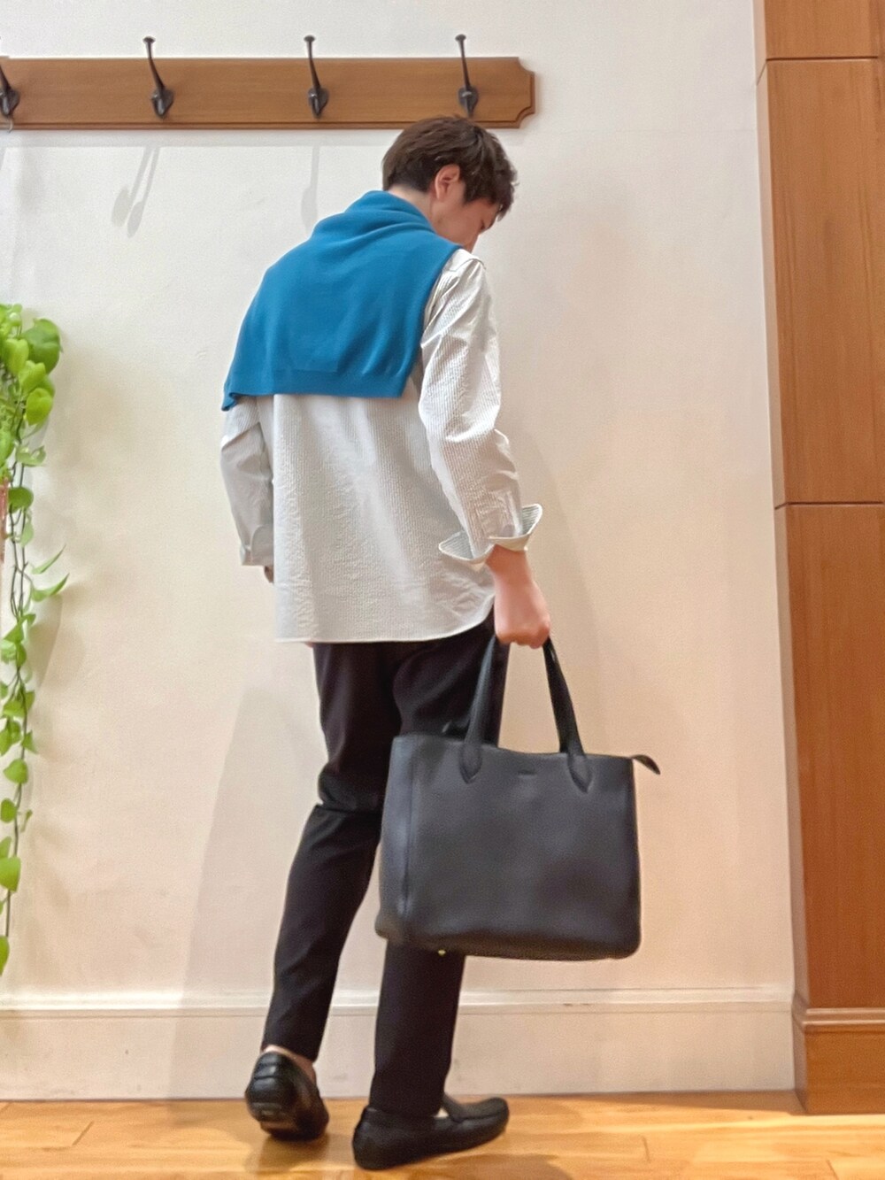 グリーン系のニット/セーター、グレー系のシャツ/ブラウス、グレー系のその他パンツを着用したメンズの春コーディネートの6枚目の写真