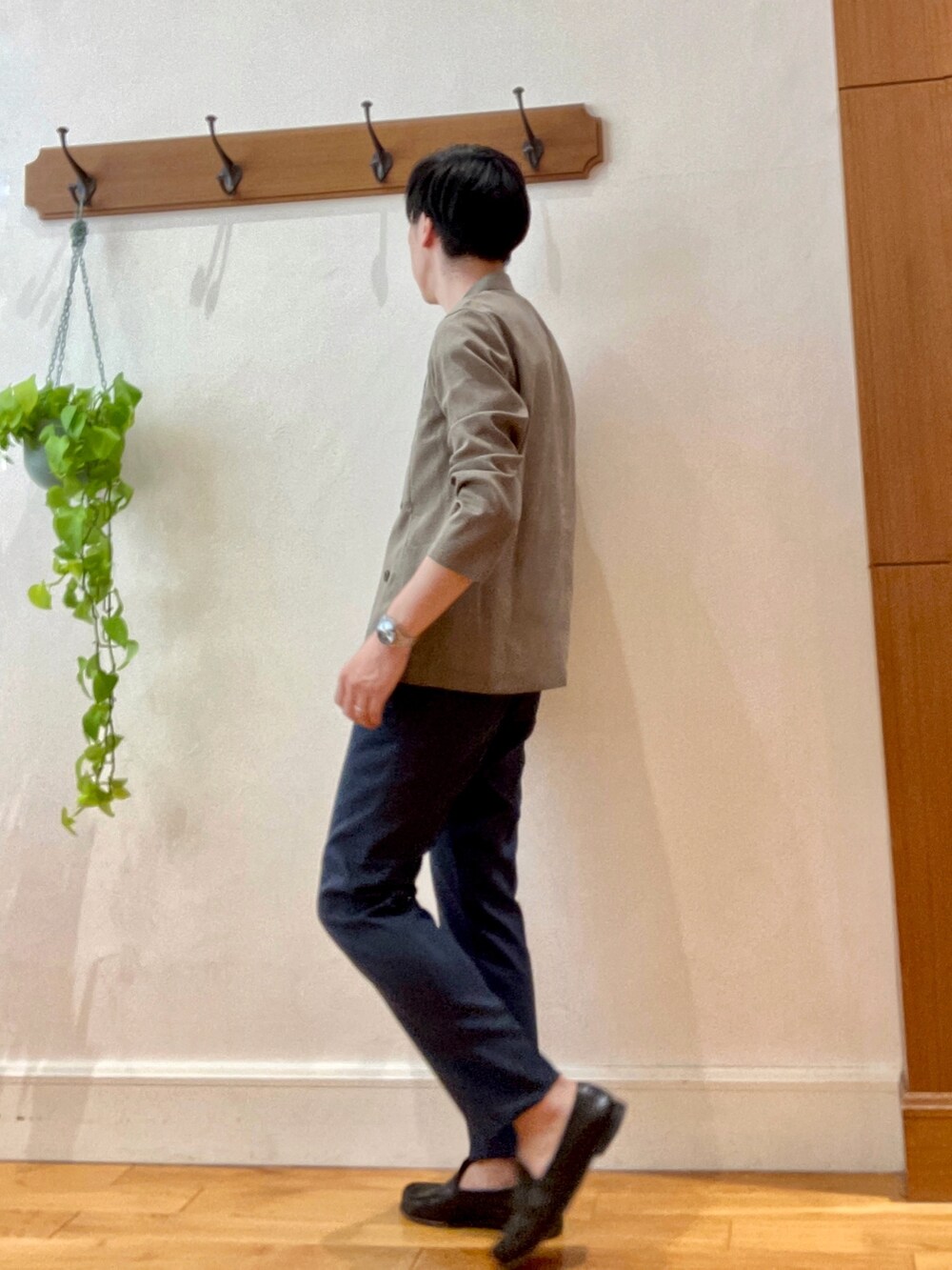 ブルー系のその他パンツ、ホワイト系のTシャツ/カットソー、ベージュ系のテーラードジャケットを着用したメンズの春コーディネートの3枚目の写真