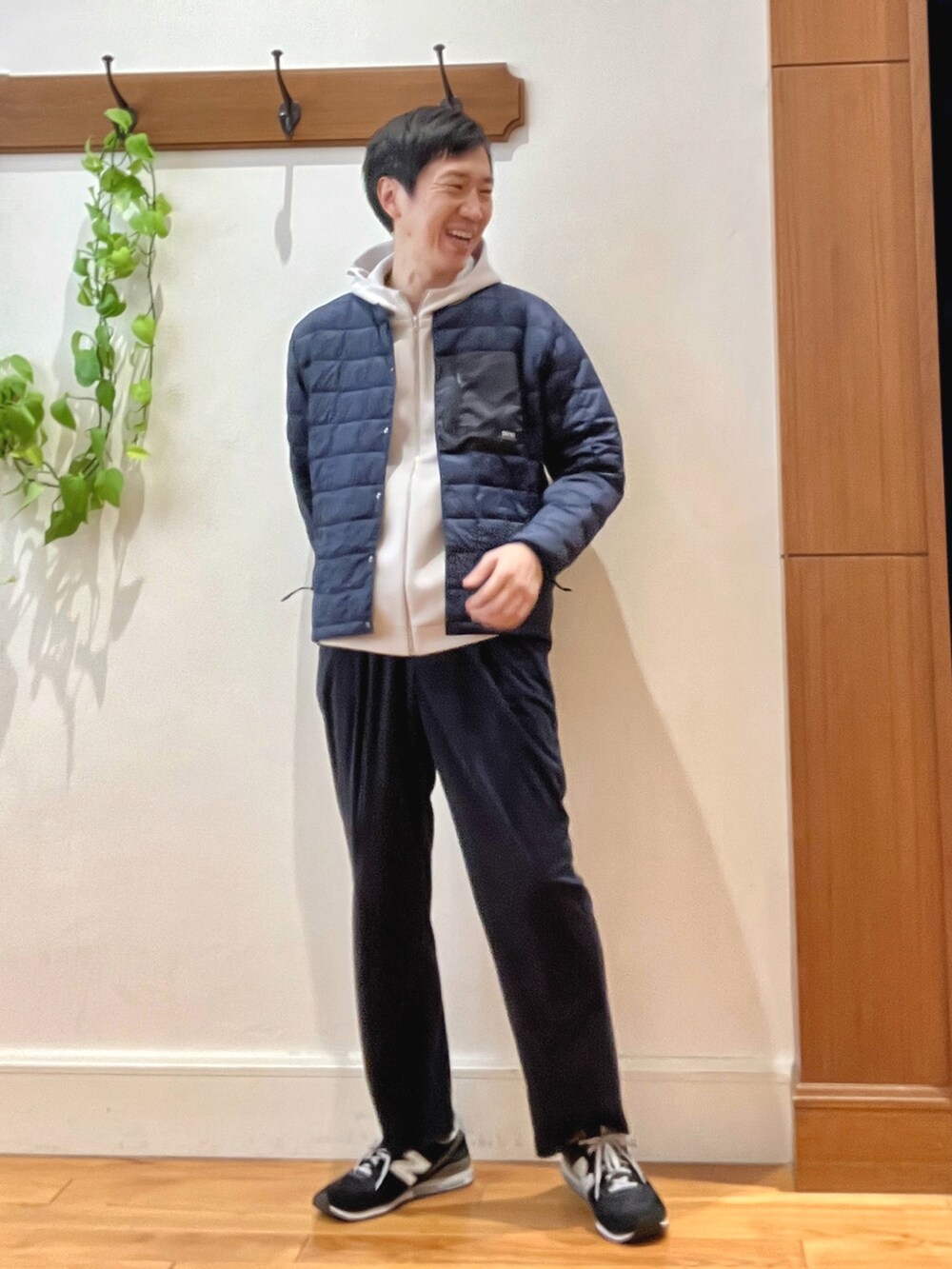 ベージュ系のパーカー、ブルー系のダウンジャケット/コート、ブルー系のその他パンツを着用したメンズの秋コーディネートの2枚目の写真