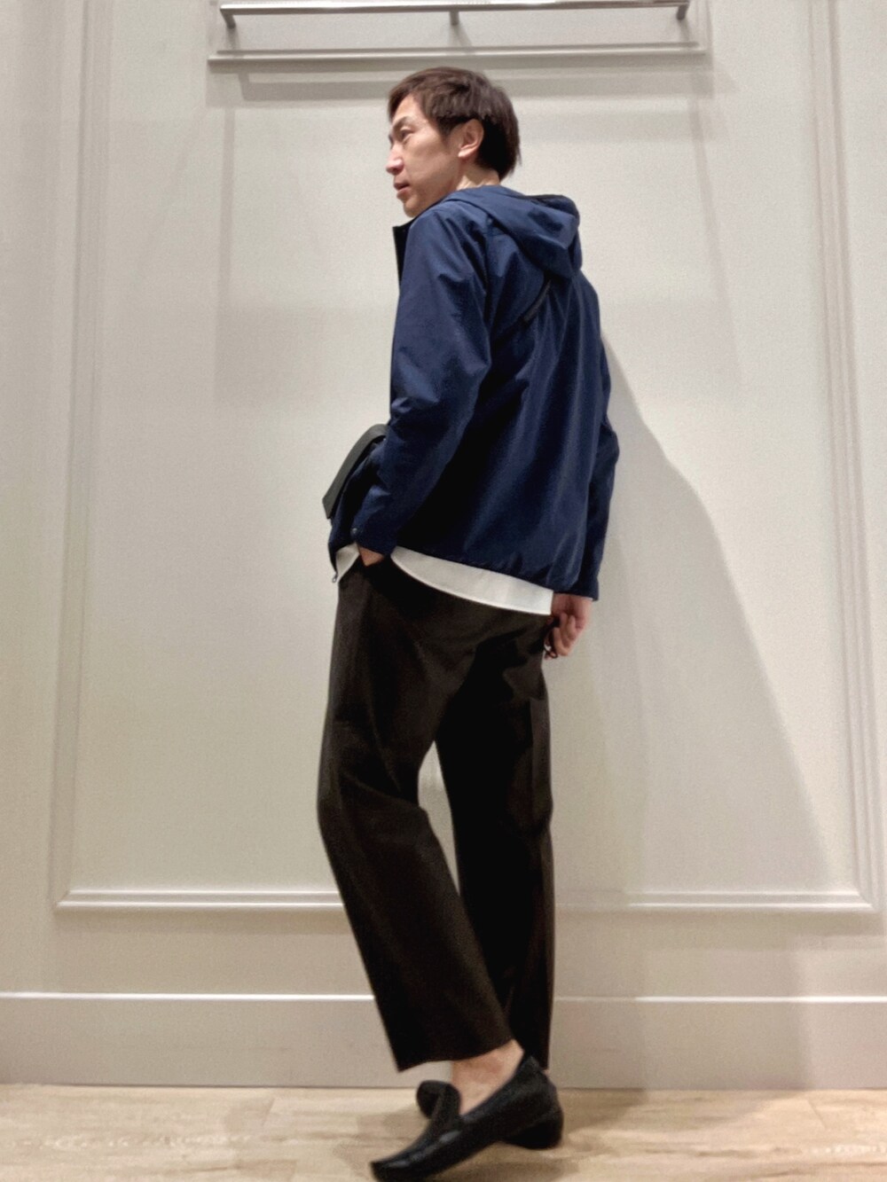 ホワイト系のシャツ/ブラウス、ブルー系のブルゾン、ブラック系のショルダーバッグを着用したメンズの冬コーディネートの4枚目の写真