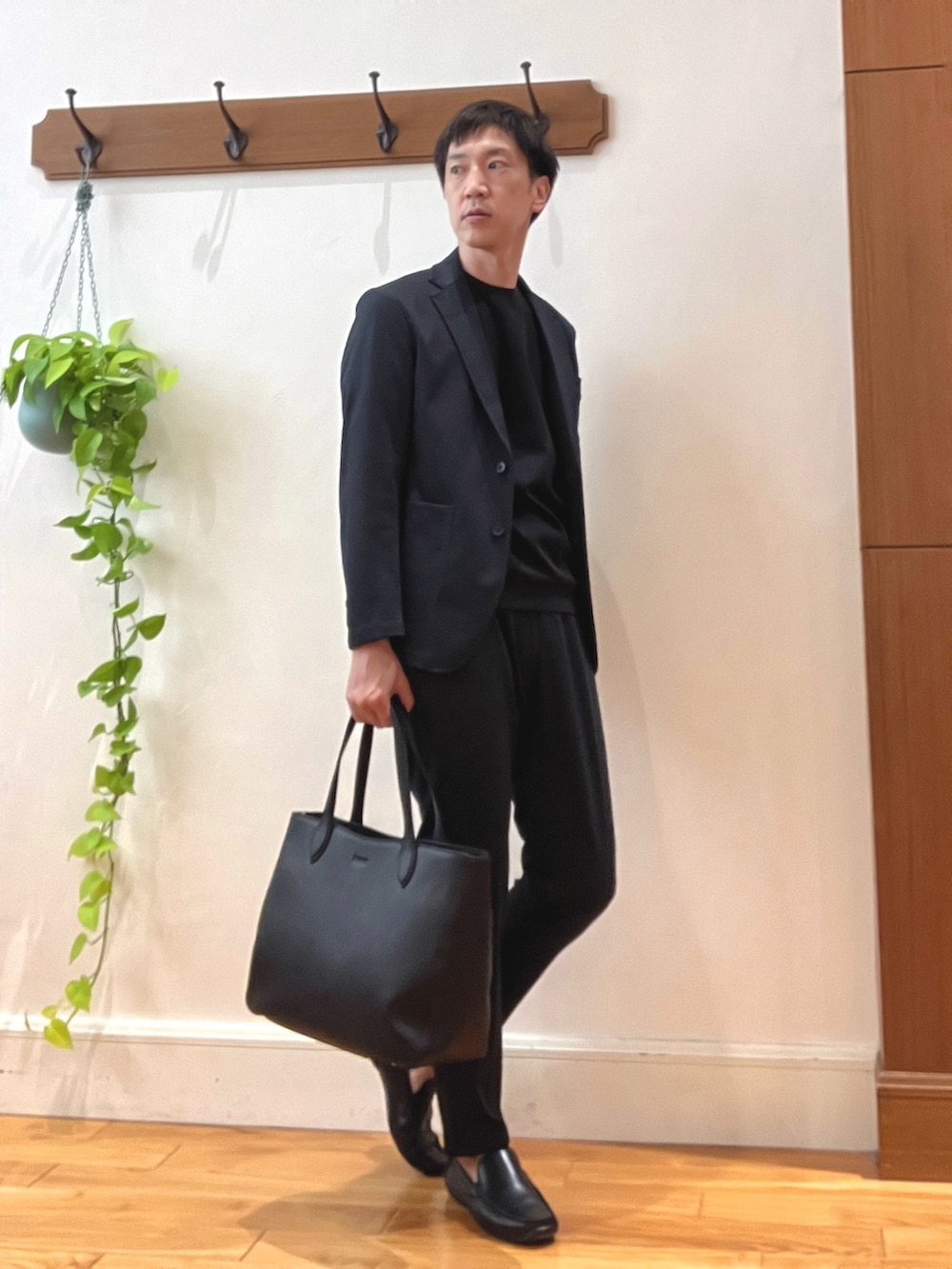 ブルー系のその他パンツ、ブラック系のトートバッグ、ブラック系のTシャツ/カットソーを着用したメンズの秋コーディネートの5枚目の写真