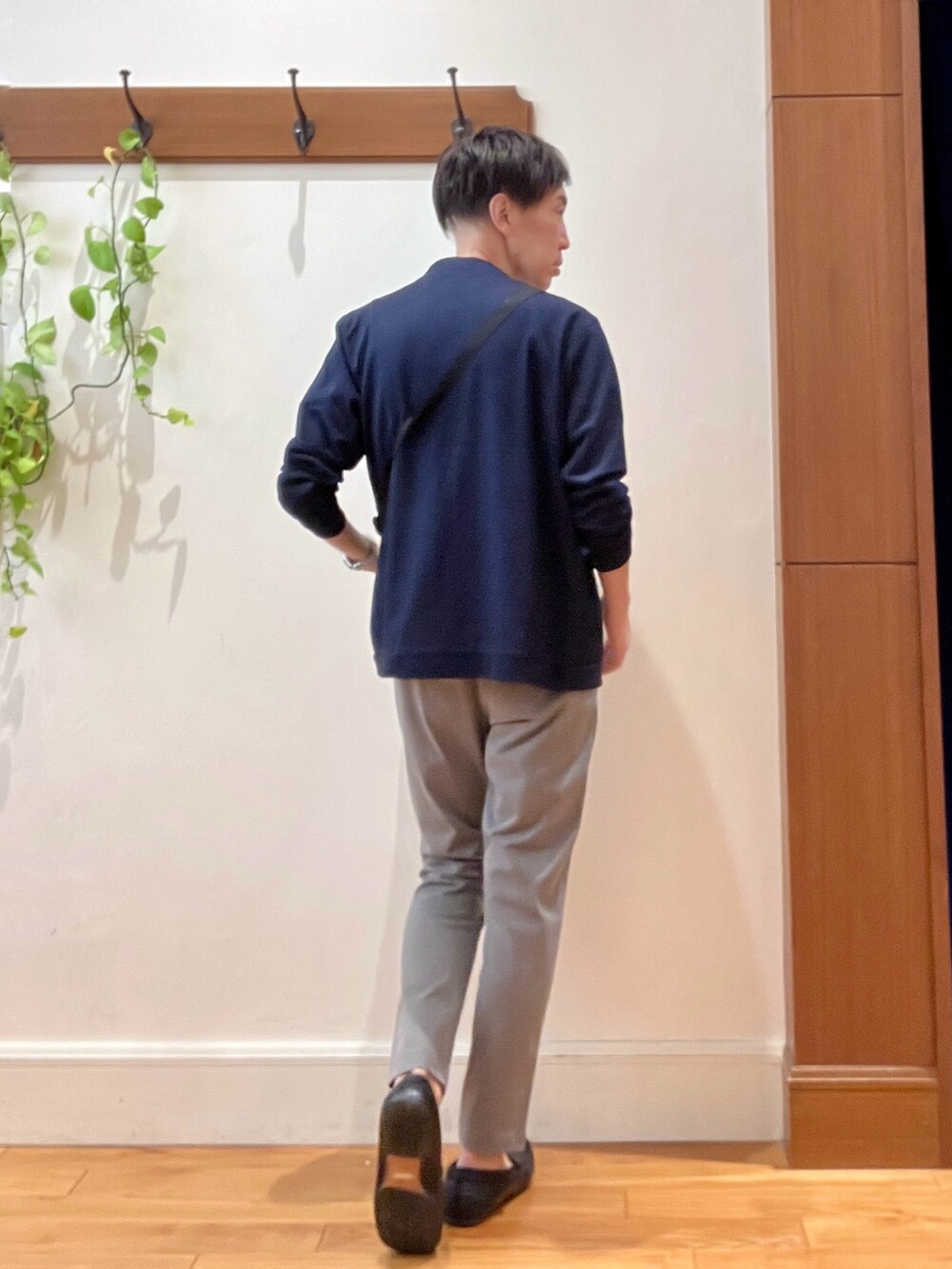 グレー系のその他パンツ、ホワイト系のTシャツ/カットソー、ブルー系のショルダーバッグを着用したメンズの秋コーディネートの5枚目の写真