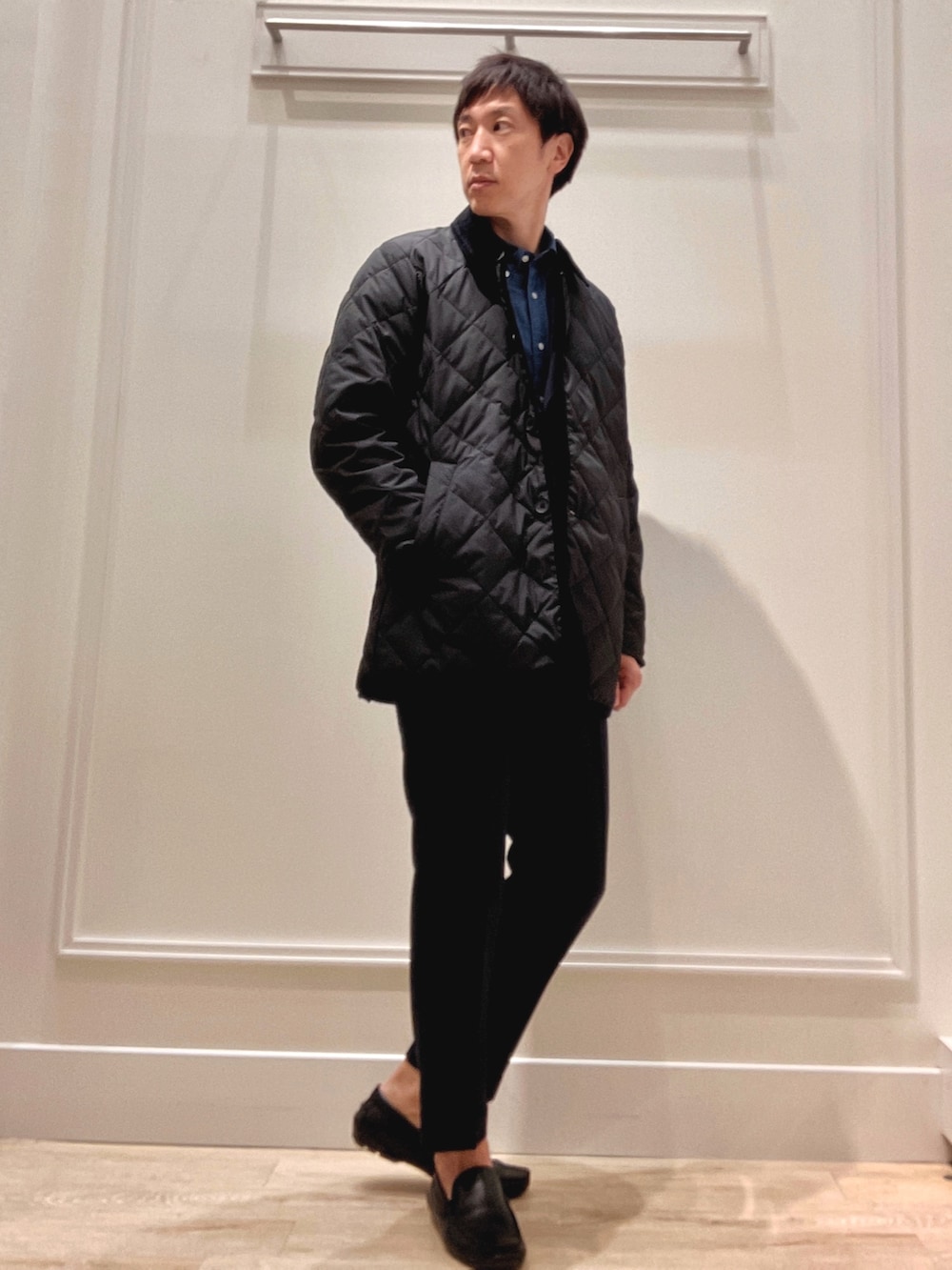 ブラック系のダウンジャケット/コート、ブルー系のシャツ/ブラウスを着用したメンズの秋コーディネートの6枚目の写真