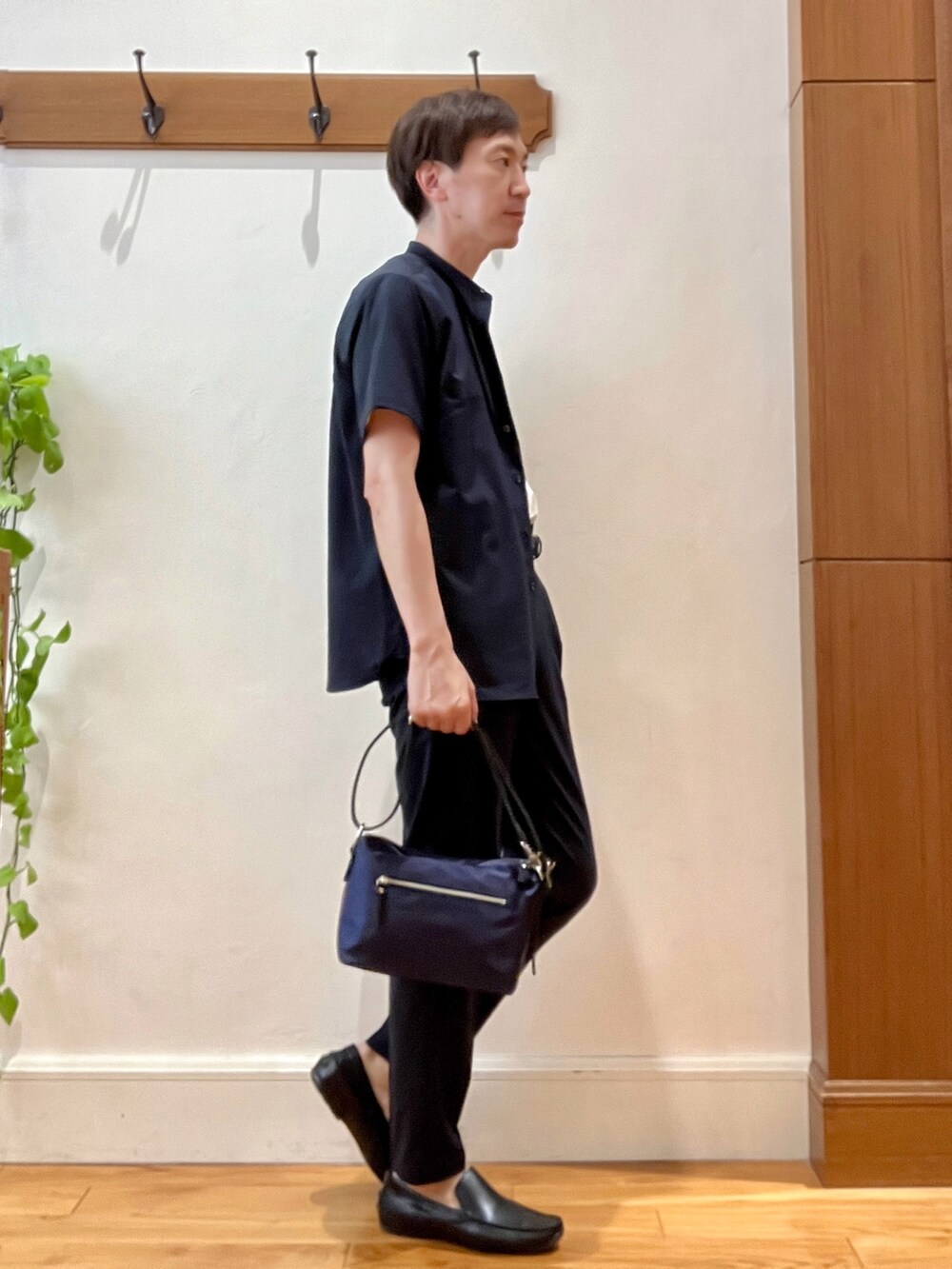 ブルー系のシャツ/ブラウス、ホワイト系のTシャツ/カットソー、ブルー系のショルダーバッグを着用したメンズの夏コーディネートの6枚目の写真