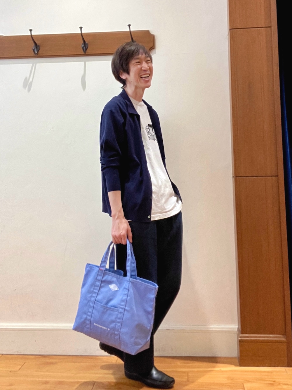 ブルー系のカーディガン/ボレロ、グレー系のTシャツ/カットソー、ブルー系のデニムパンツを着用したメンズの春コーディネートの8枚目の写真