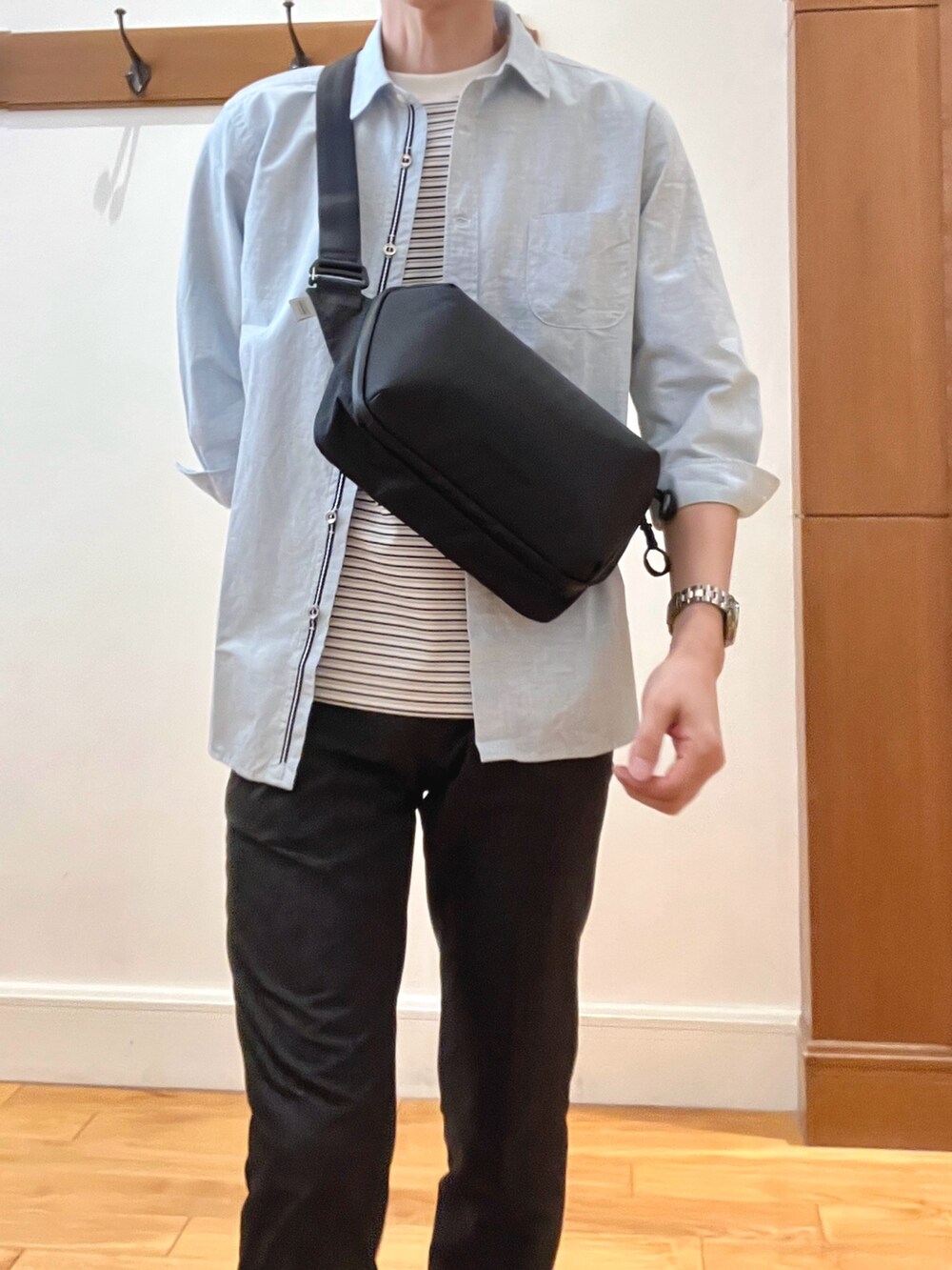 ブルー系のシャツ/ブラウス、ホワイト系のTシャツ/カットソー、グレー系のその他パンツを着用したメンズの春コーディネートの9枚目の写真