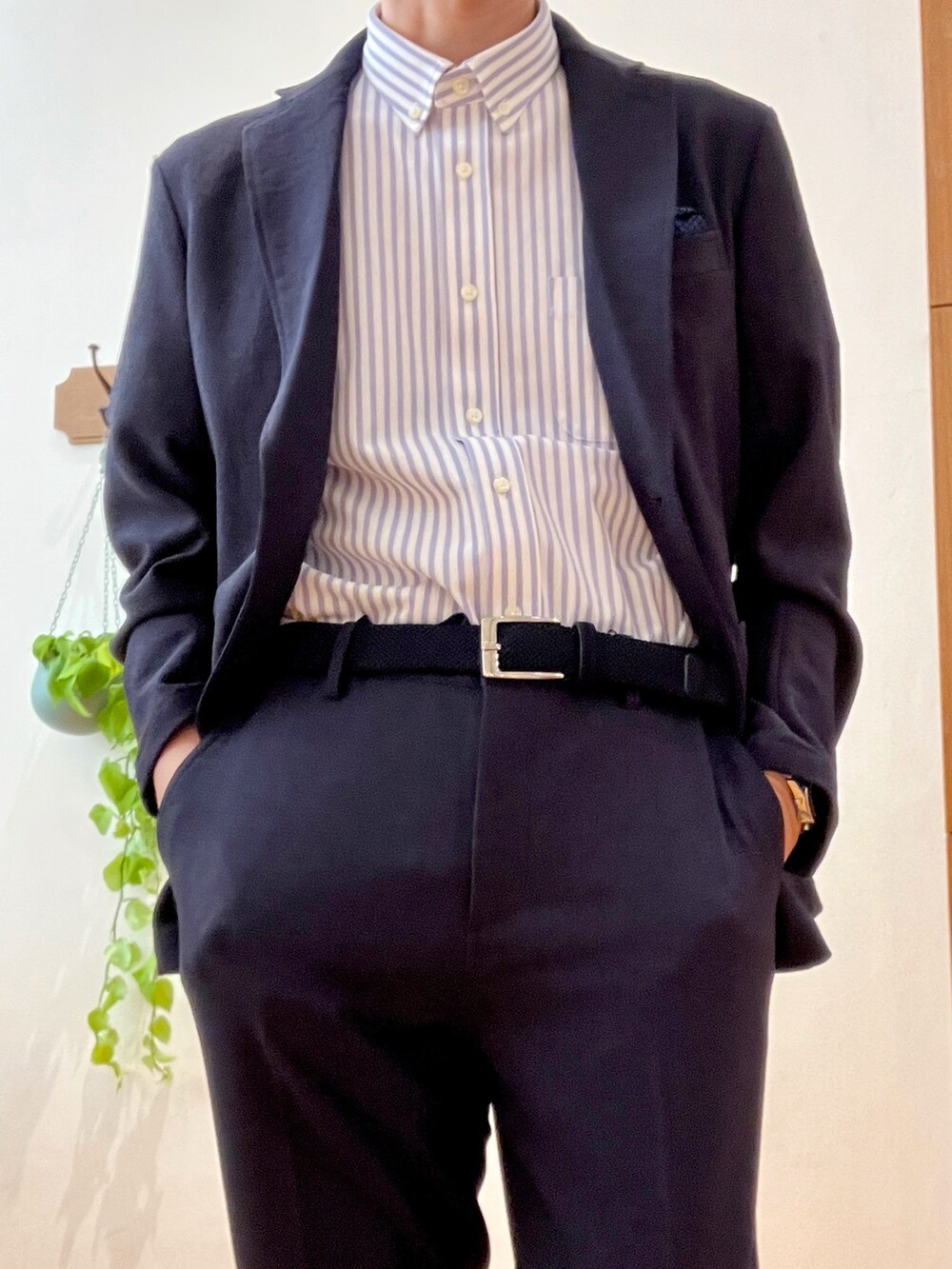 ブルー系のテーラードジャケット、ホワイト系のシャツ/ブラウス、ブルー系のその他パンツを着用したメンズの春コーディネートの8枚目の写真