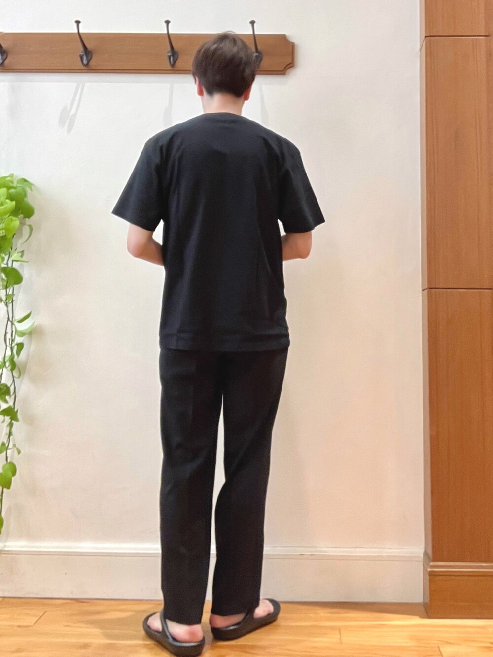 ブラック系のサンダル、ブラック系のその他パンツ、ブラック系のTシャツ/カットソーを着用したメンズの春コーディネートの3枚目の写真