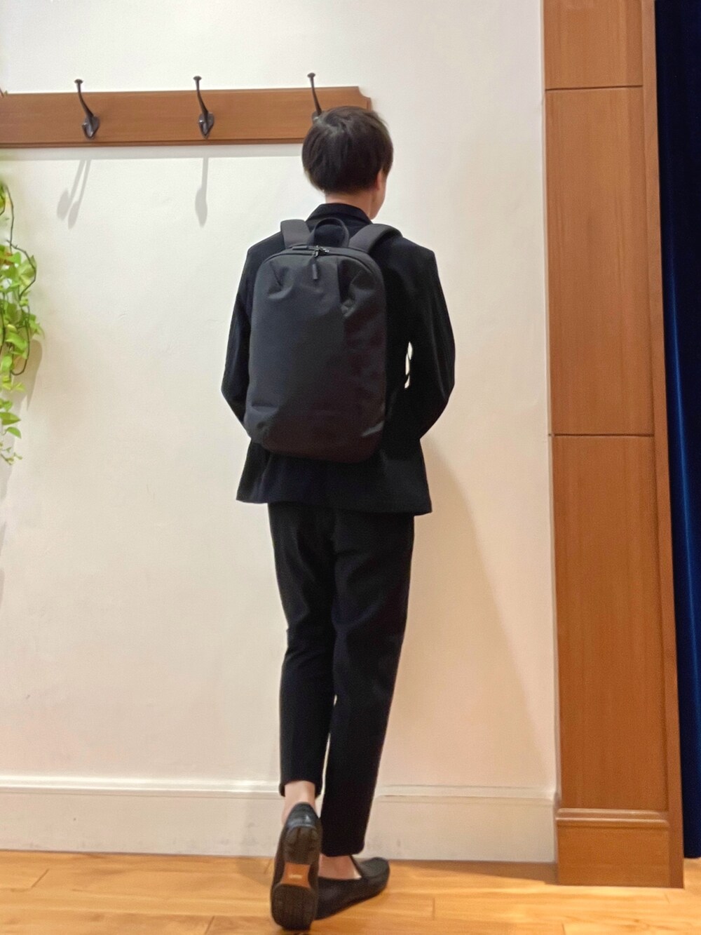 ブラック系のテーラードジャケット、ブラック系のその他パンツ、ブラック系のTシャツ/カットソーを着用したメンズの秋コーディネートの6枚目の写真