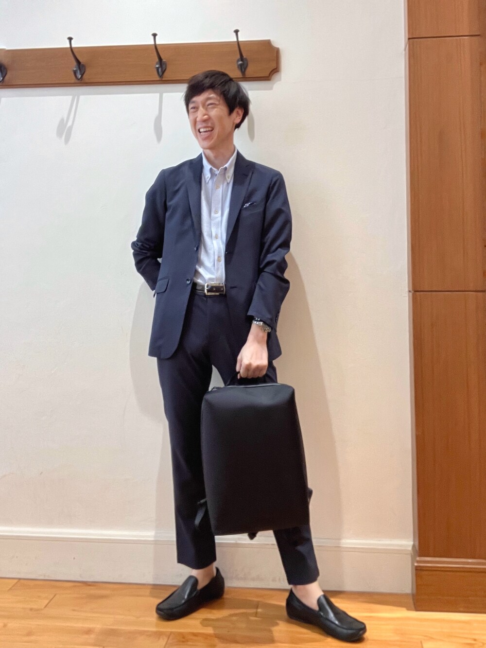 ブルー系のテーラードジャケット、ブルー系のその他パンツ、ブラック系のバックパック/リュックを着用したメンズの春コーディネートの2枚目の写真