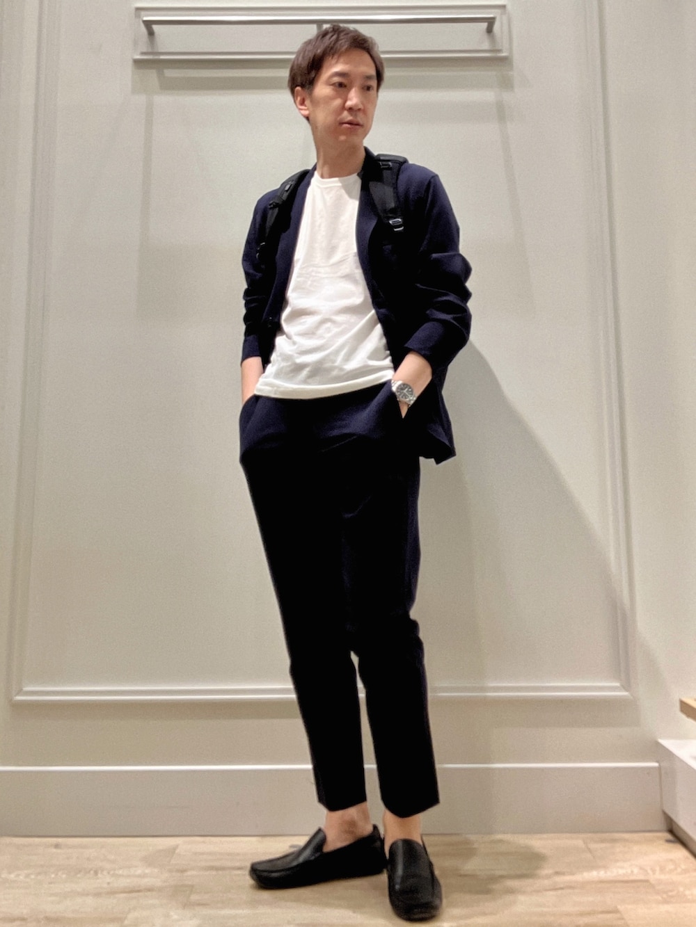 ブルー系のテーラードジャケット、ブラック系のバックパック/リュック、ブルー系のその他パンツを着用したメンズの冬コーディネートの8枚目の写真