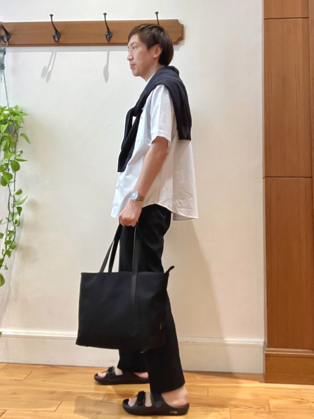 ホワイト系のシャツ/ブラウス、ホワイト系のシャツ/ブラウス、ブラック系のその他パンツを着用したメンズの春コーディネートの3枚目の写真