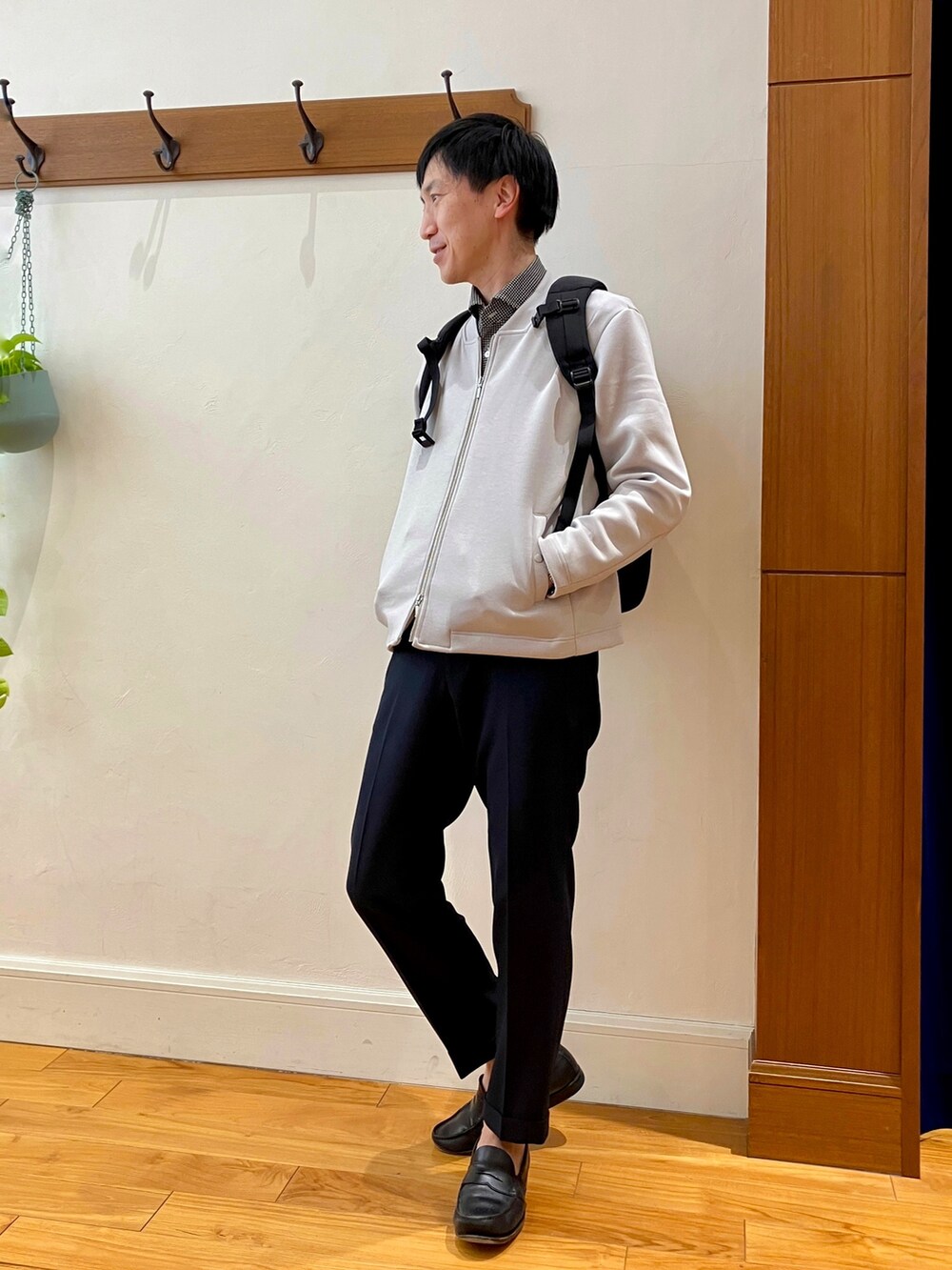 ベージュ系のブルゾン、ブラック系のビジネスシャツ、ブラック系のバックパック/リュックを着用したメンズの春コーディネートの5枚目の写真